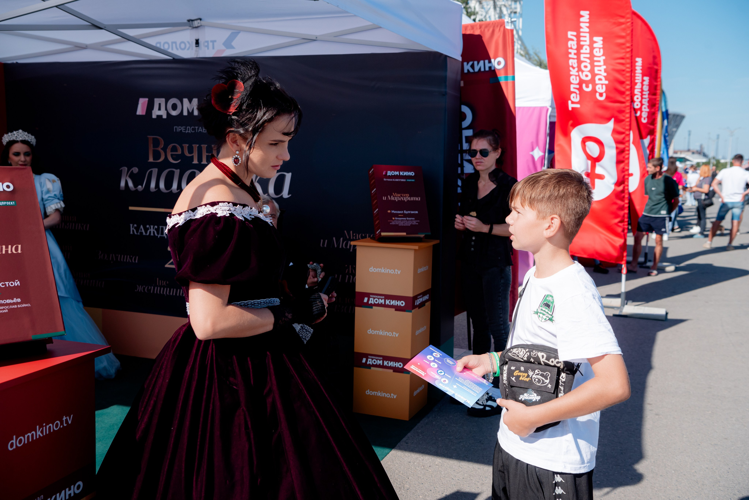 Портретные фото с артистами в палатке Триколор Дом Кинов на день города Волгоград. Фотограф в Волгограде и Волжском Александр Горбань