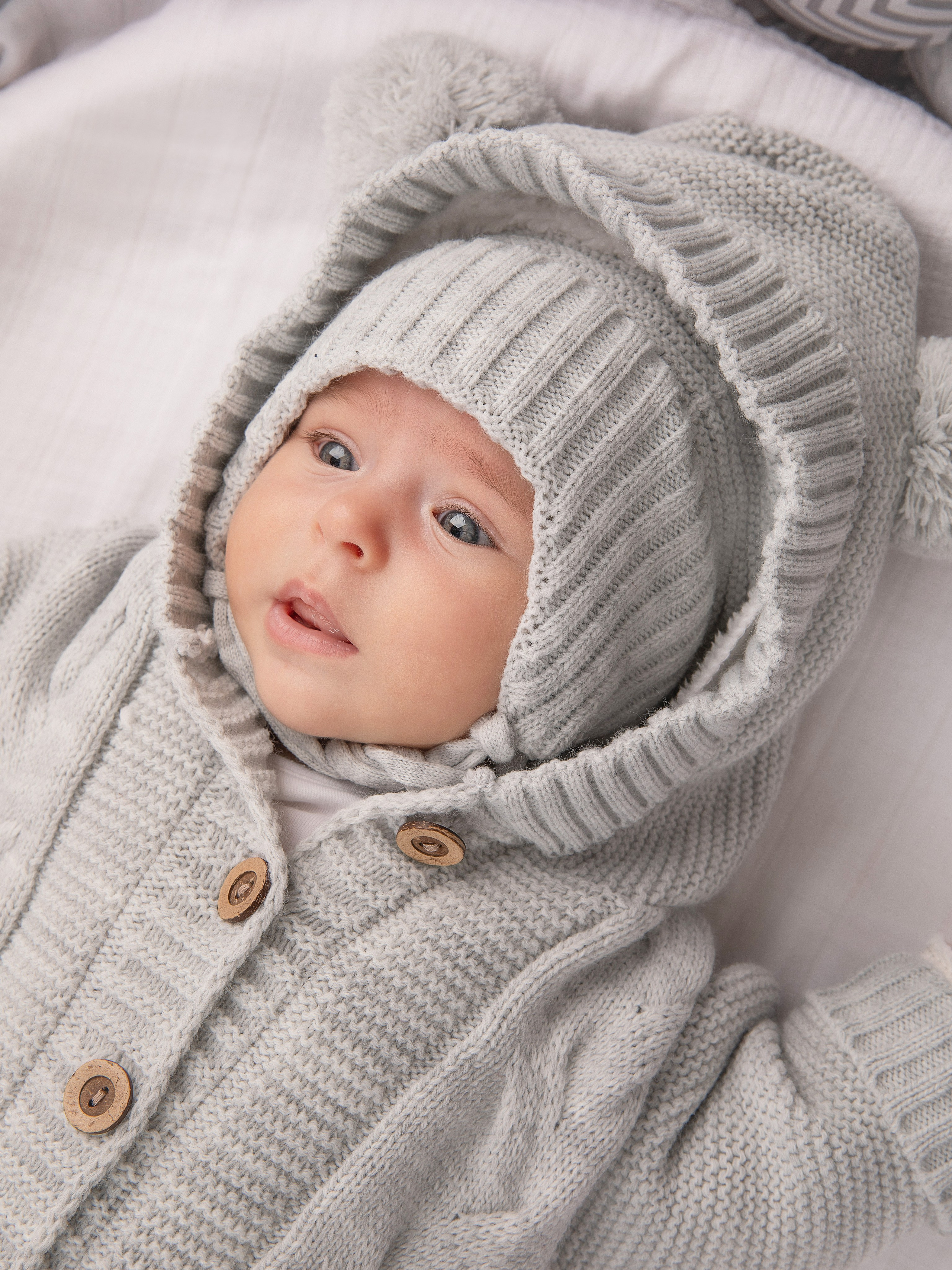 Детские вязаные комбинезоны. Фотостудия предметной и модельной съёмки для маркетплейсов