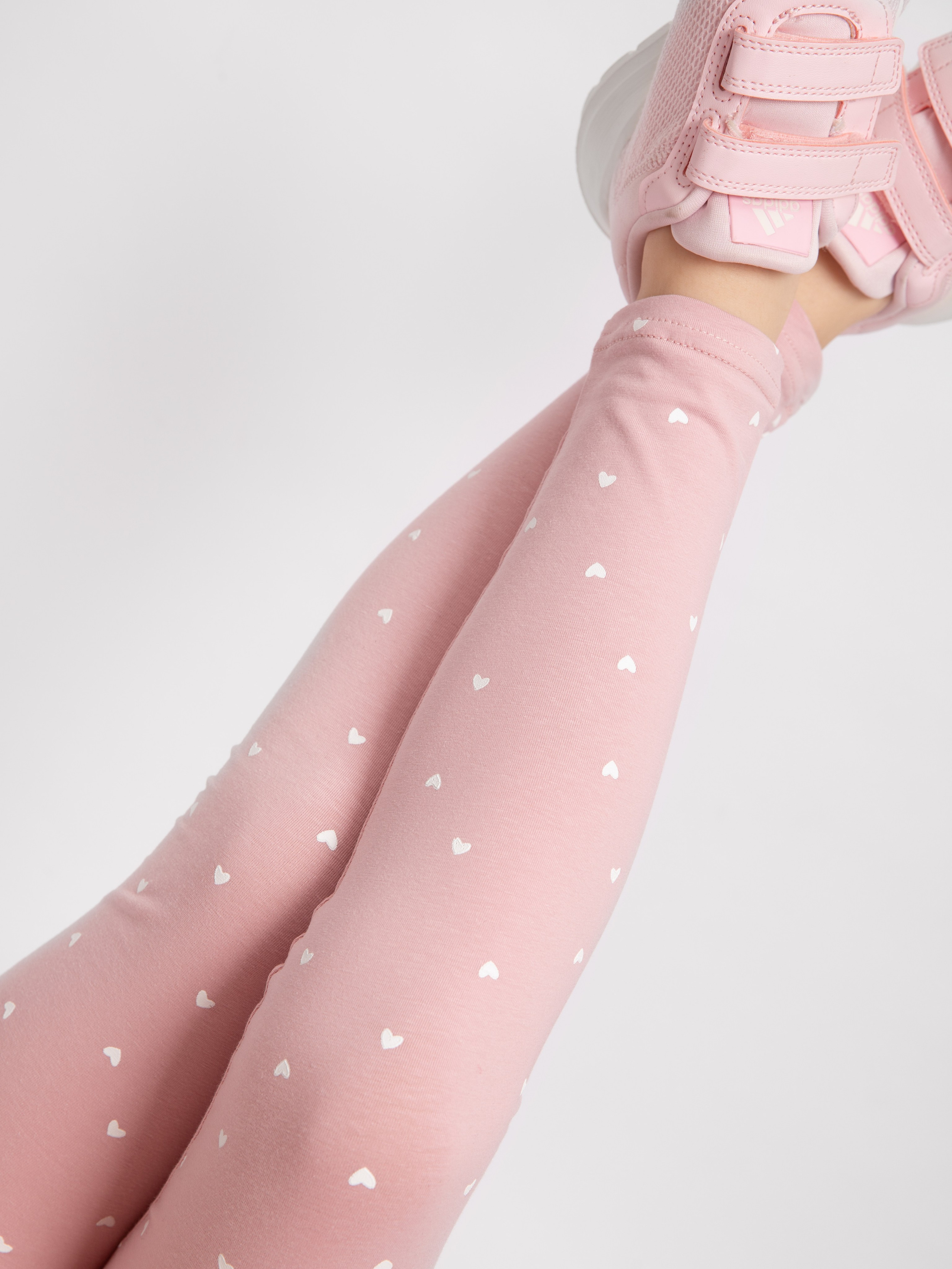 Детские лосины. Фотостудия предметной и модельной съёмки для маркетплейсов