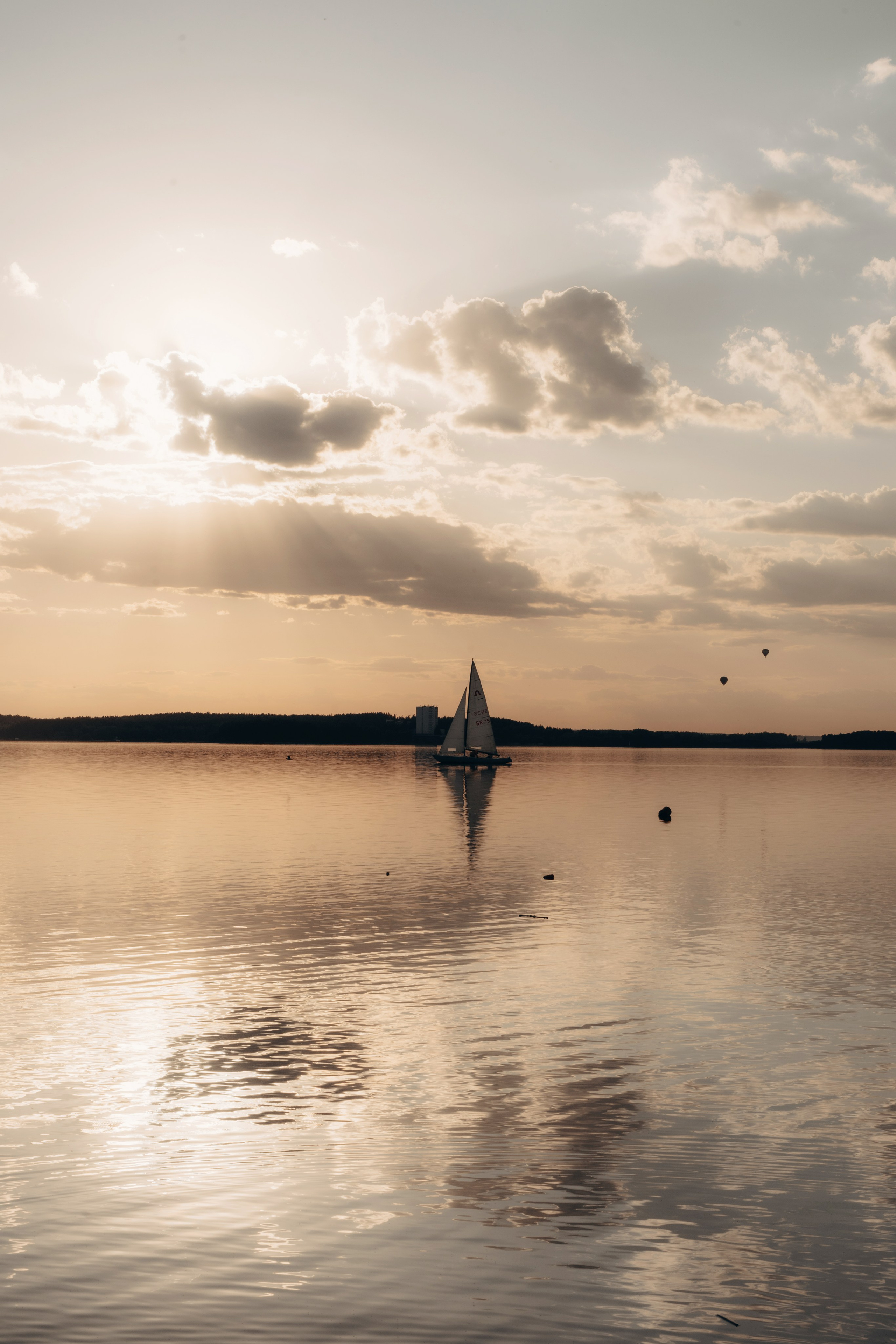 Весеннее тепло семьи на берегу Минского моря. Ваш семейный фотограф в Минске — Вика Трегубова