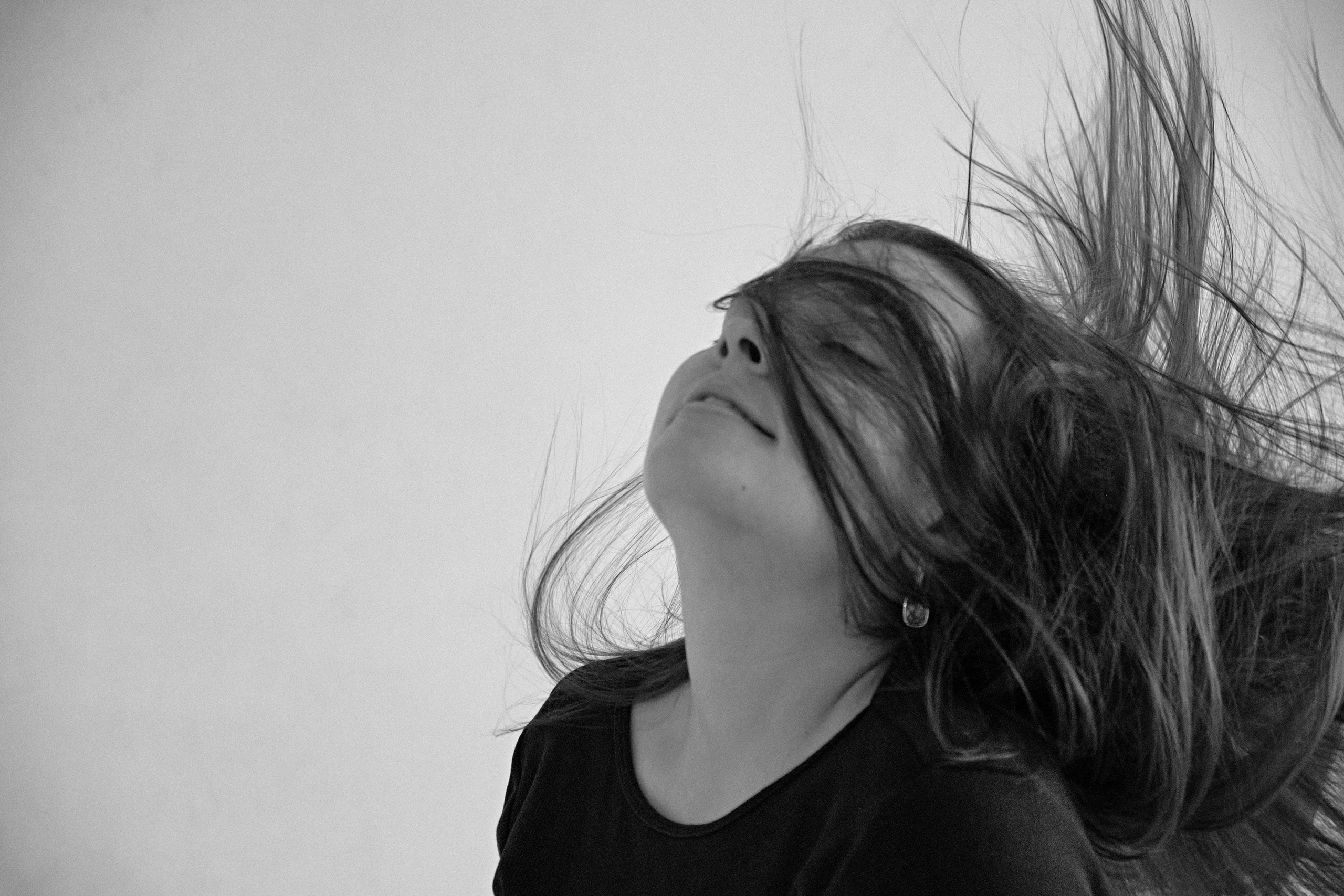 позирование для фотосессии в студии