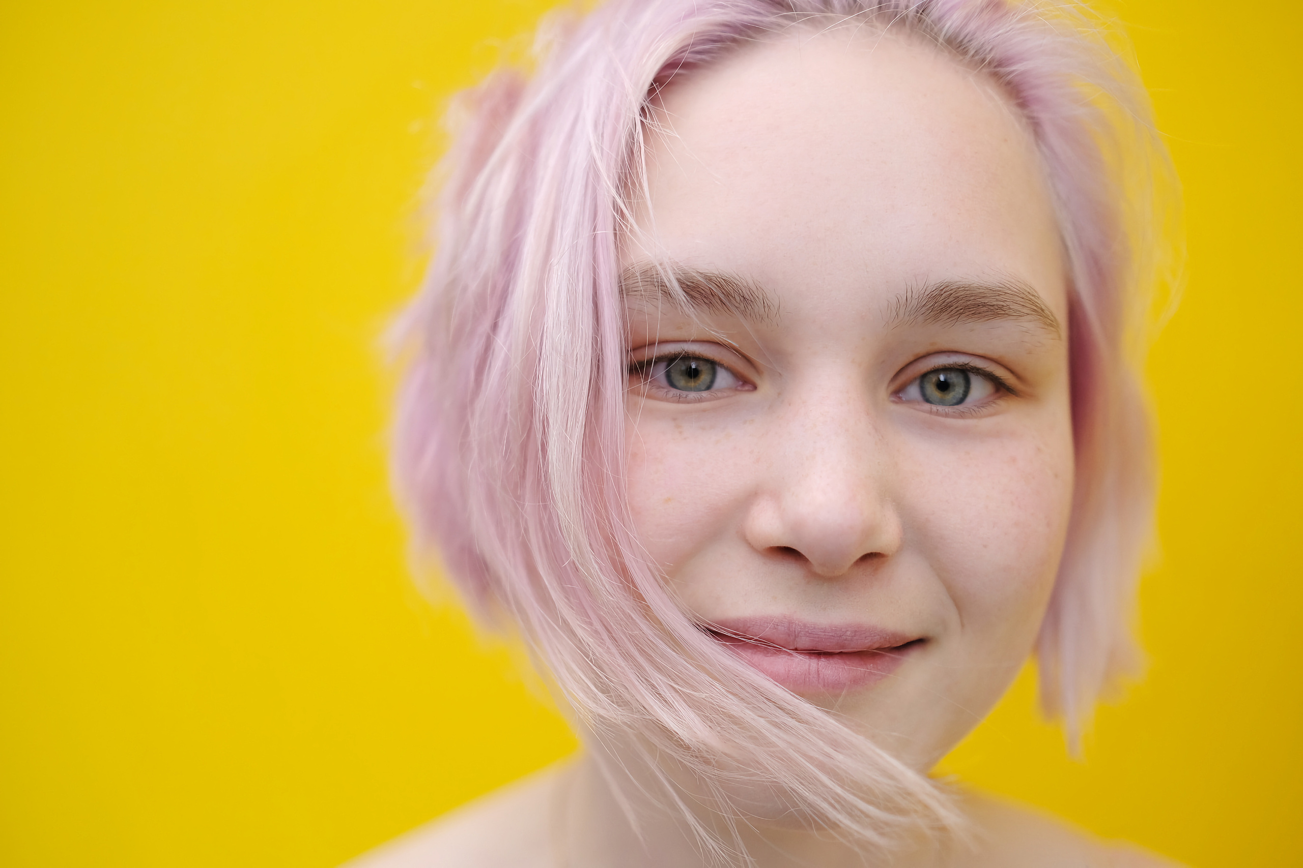 стрит фото на ярком фоне