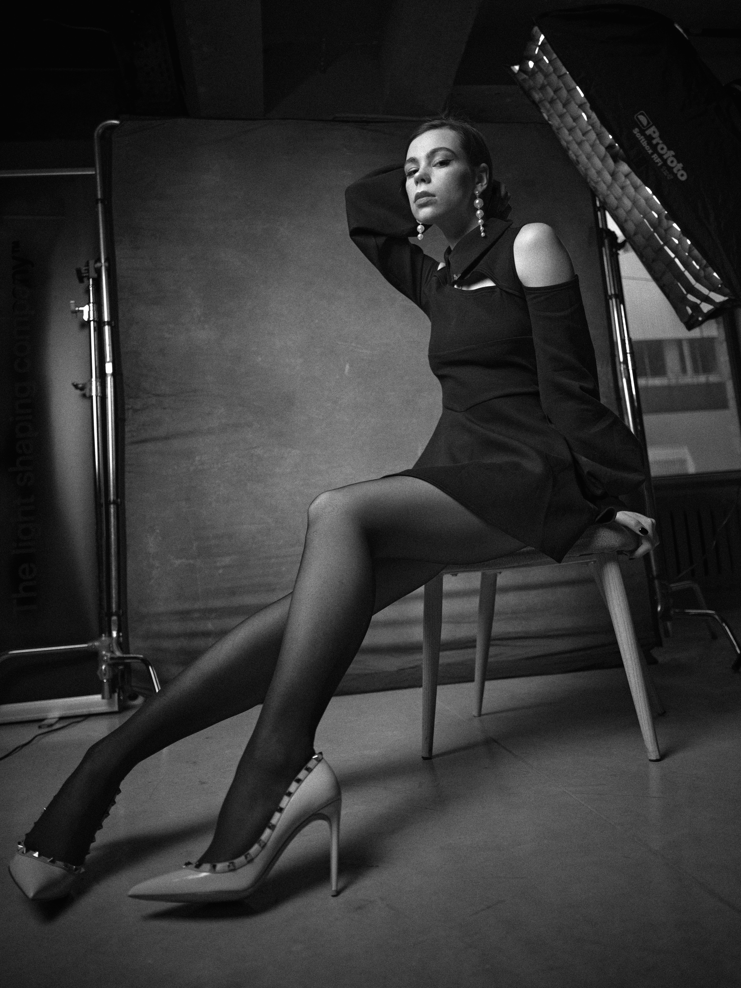 черно белая фотография в студии с фотомоделью