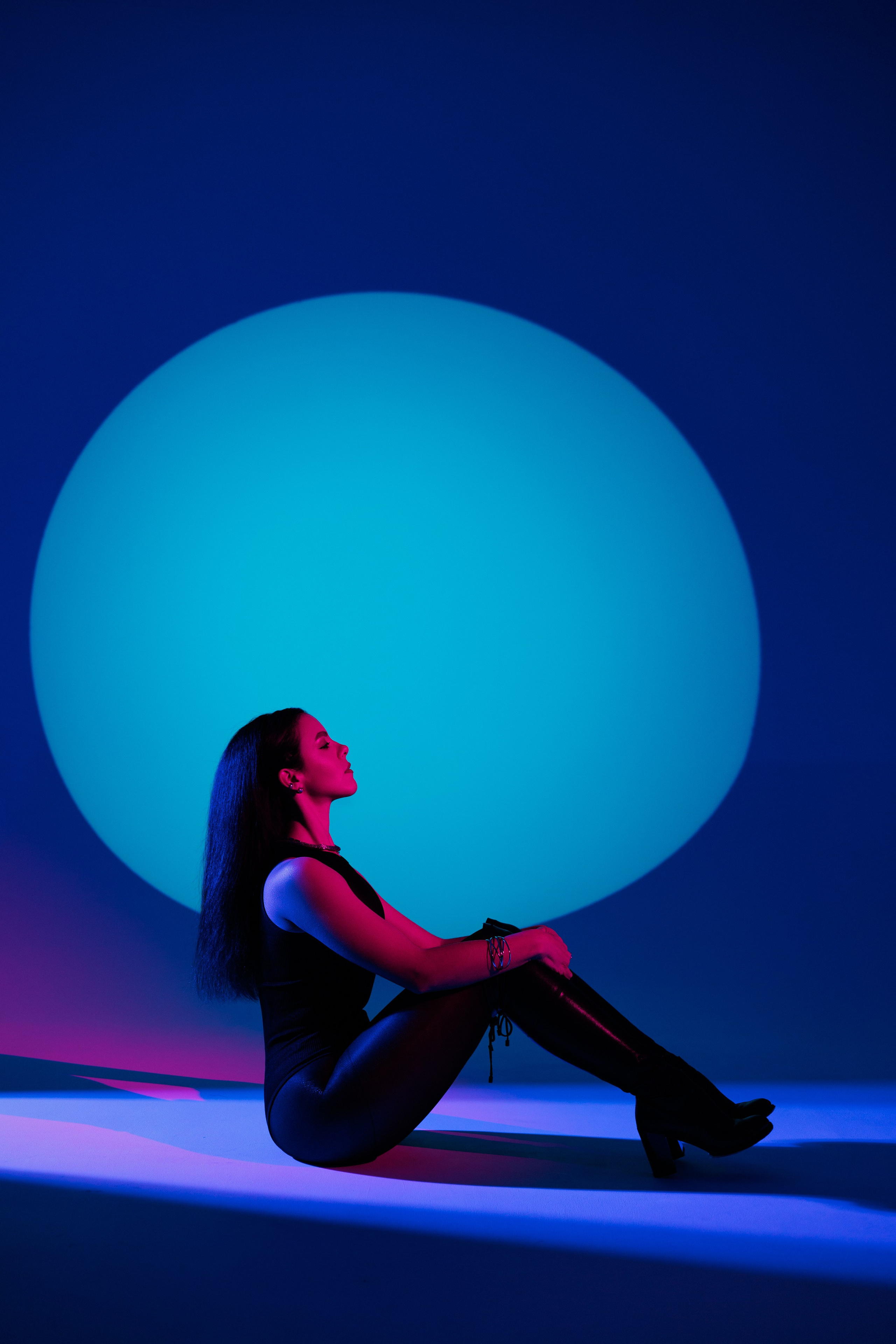 Цветной свет и фигуры. Фотограф Минск