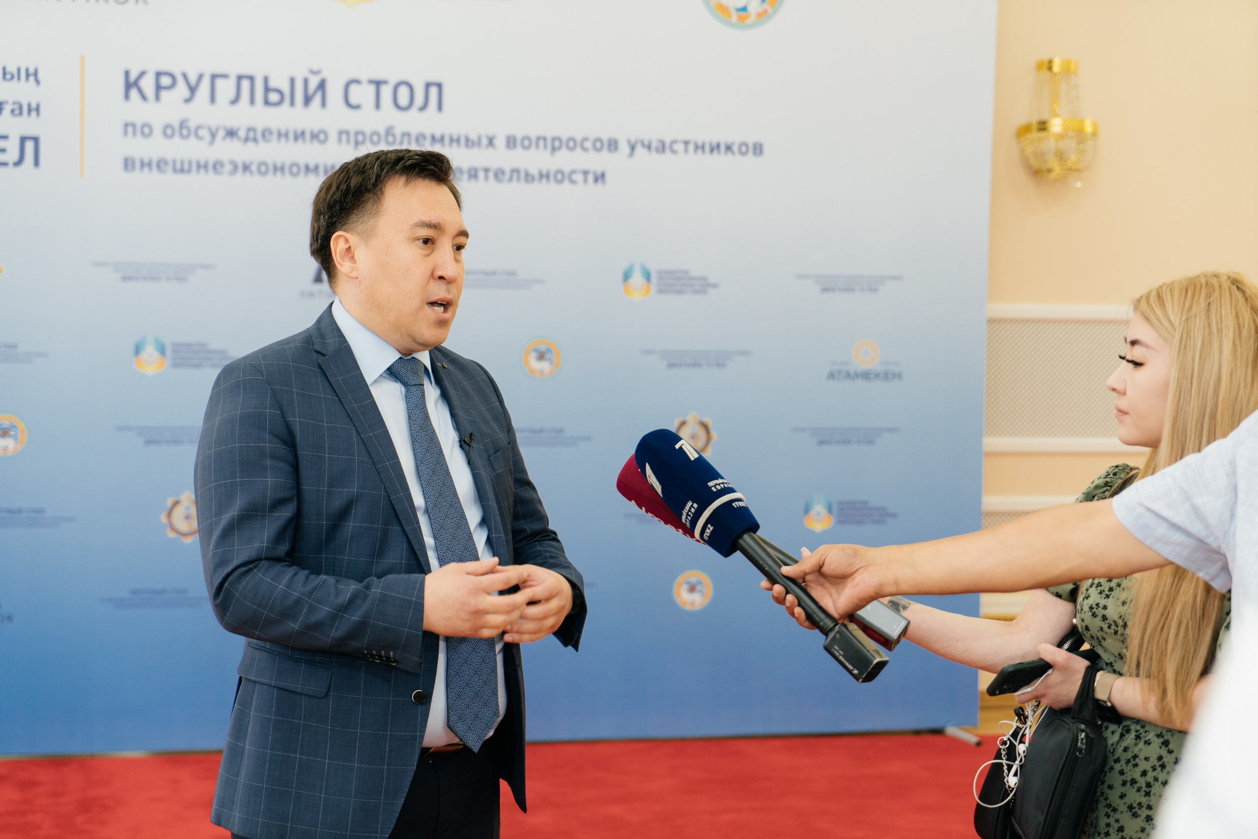 Круглый стол. Свадебный фотограф алматы Шожебаев Кайрат