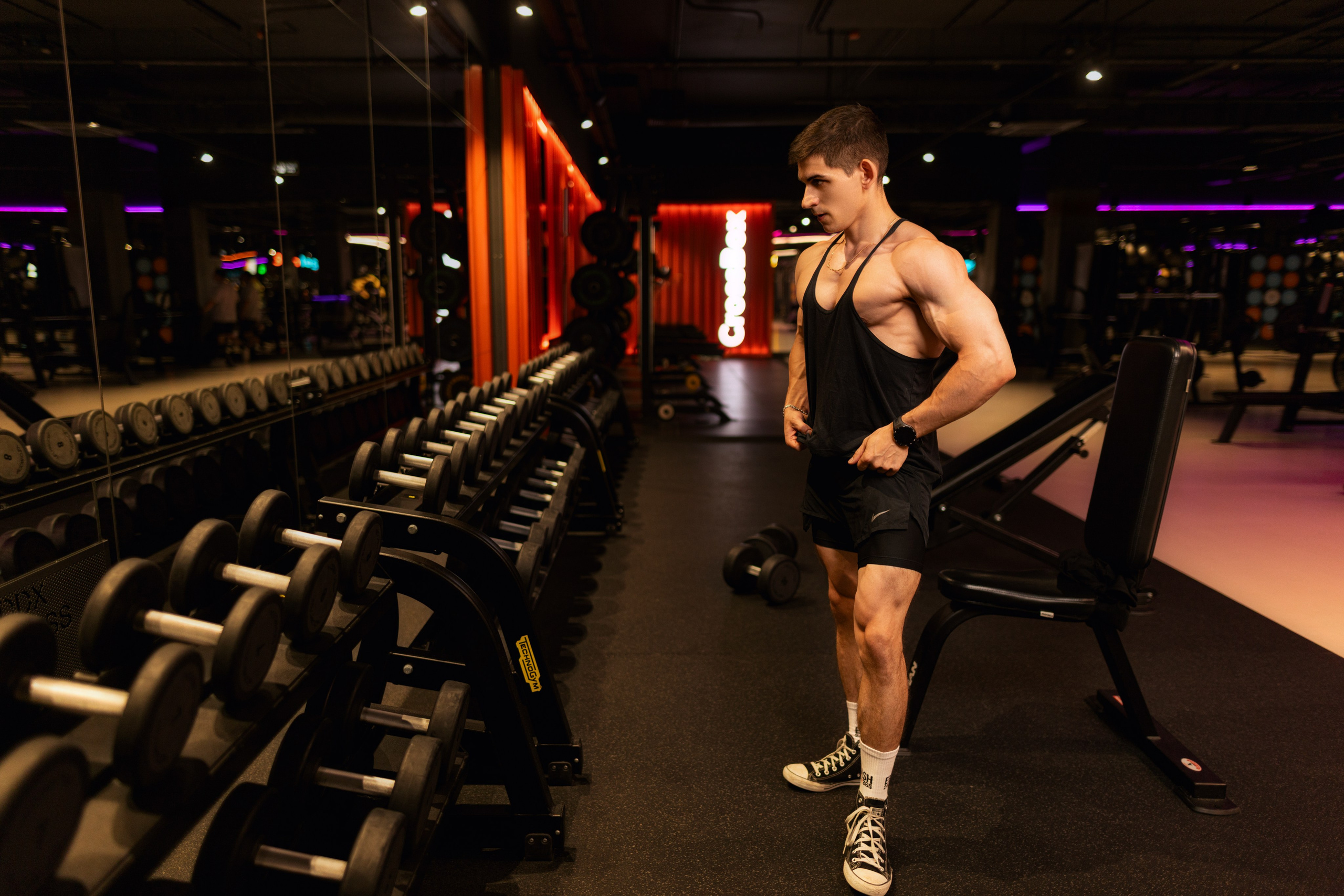 Фотосет в Владом в тренажерном зале для контента. Дмитрий Шульгин, портретный фотограф в Воронеже
