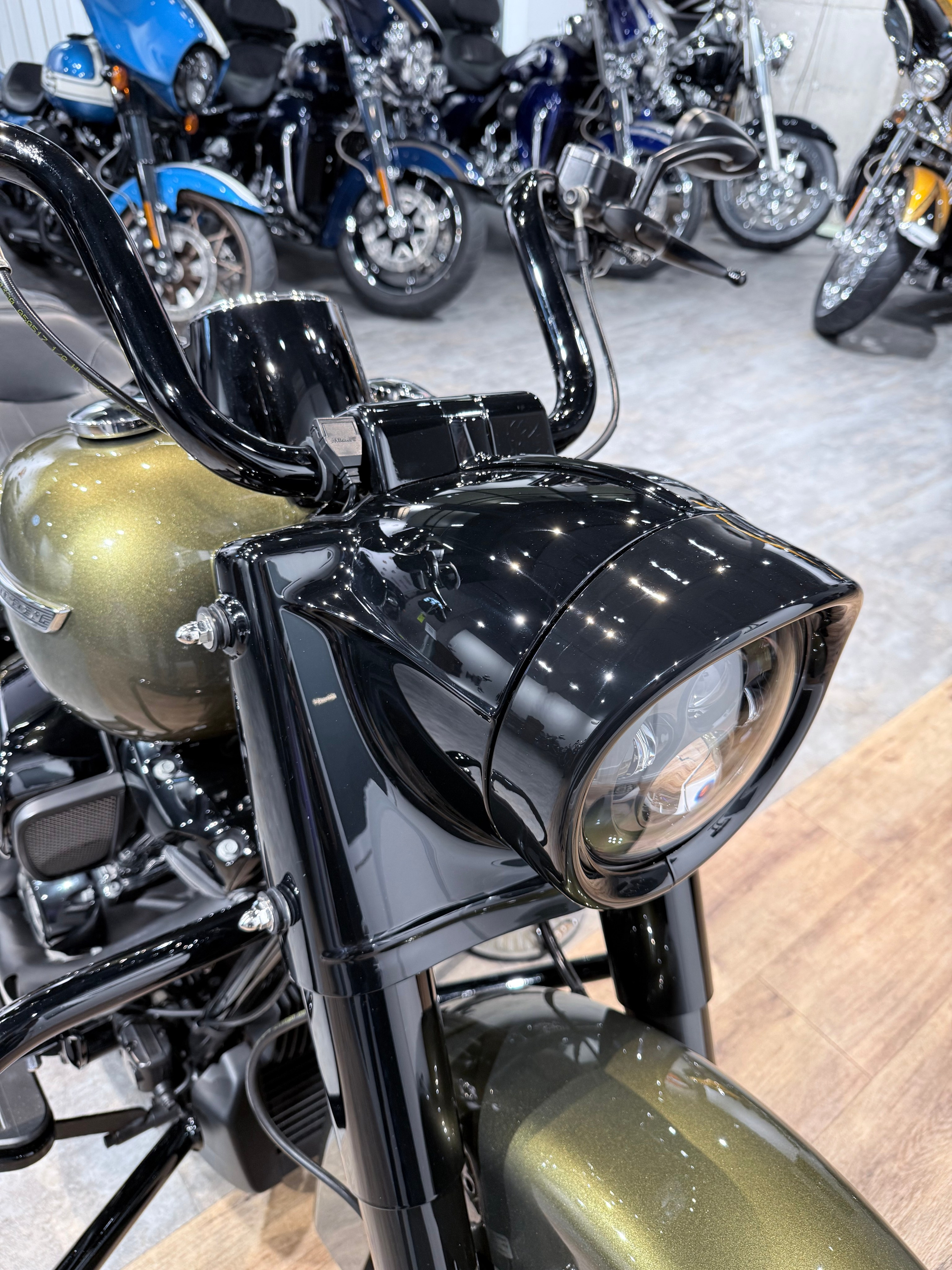 Купить Harley-Davidson 2017 Road King (Olive Gold) (Touring) — подробнее на сайте. Hello Davidson, Москва. Только хорошие мотоциклы…