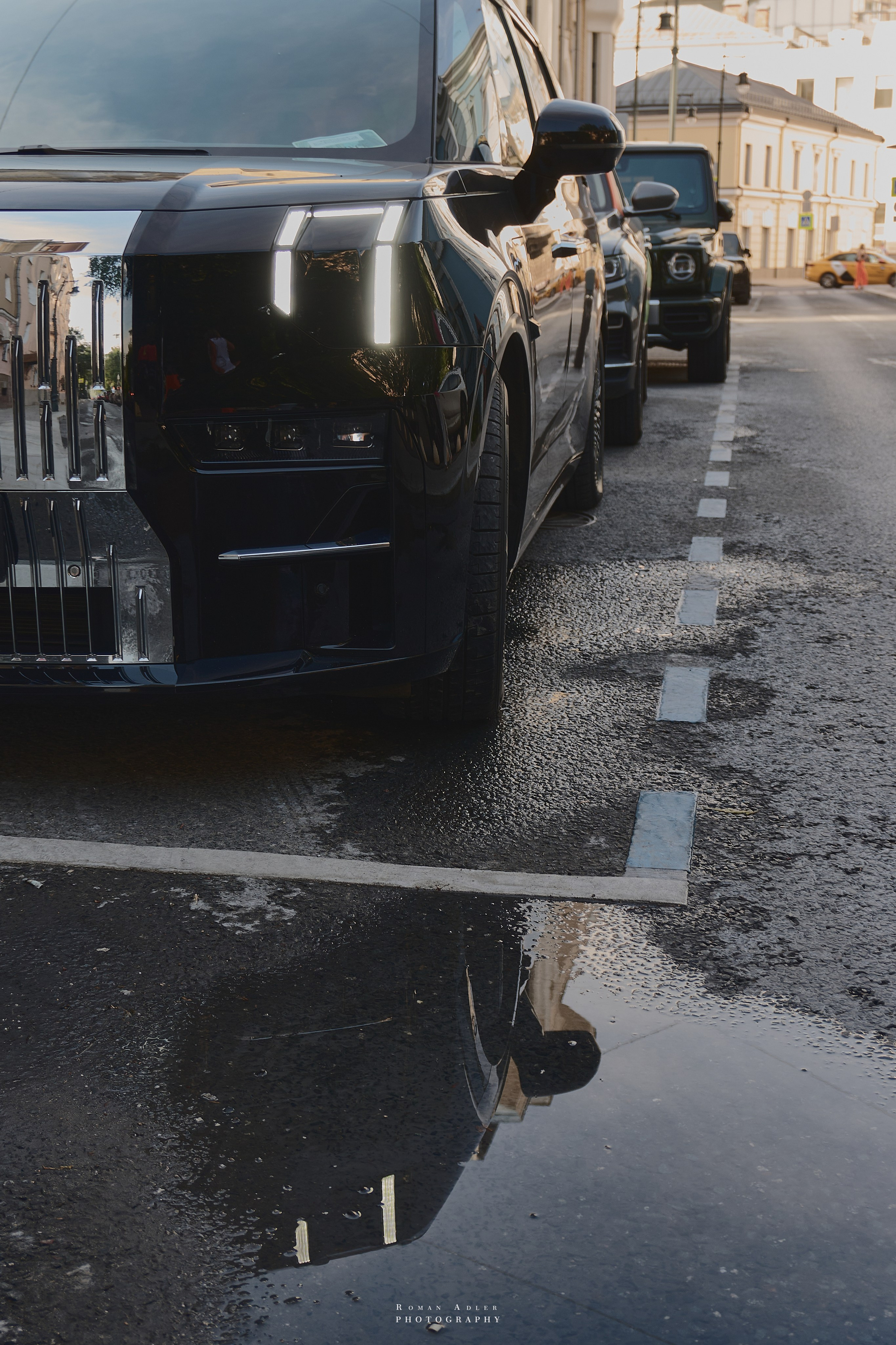 Автомобили на парковке в Москве. Прогулки по Москве. Фото Москва 2024. Фотограф Роман Адлер