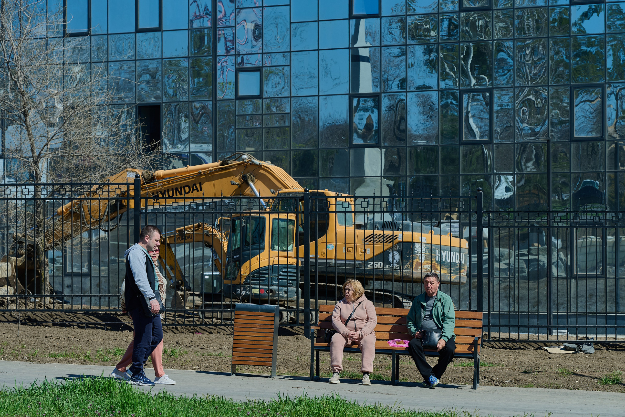 Уличные фотографии Мариуполя. Мариуполь 2024. Весенний Мариуполь. Фотограф Роман Адлер.