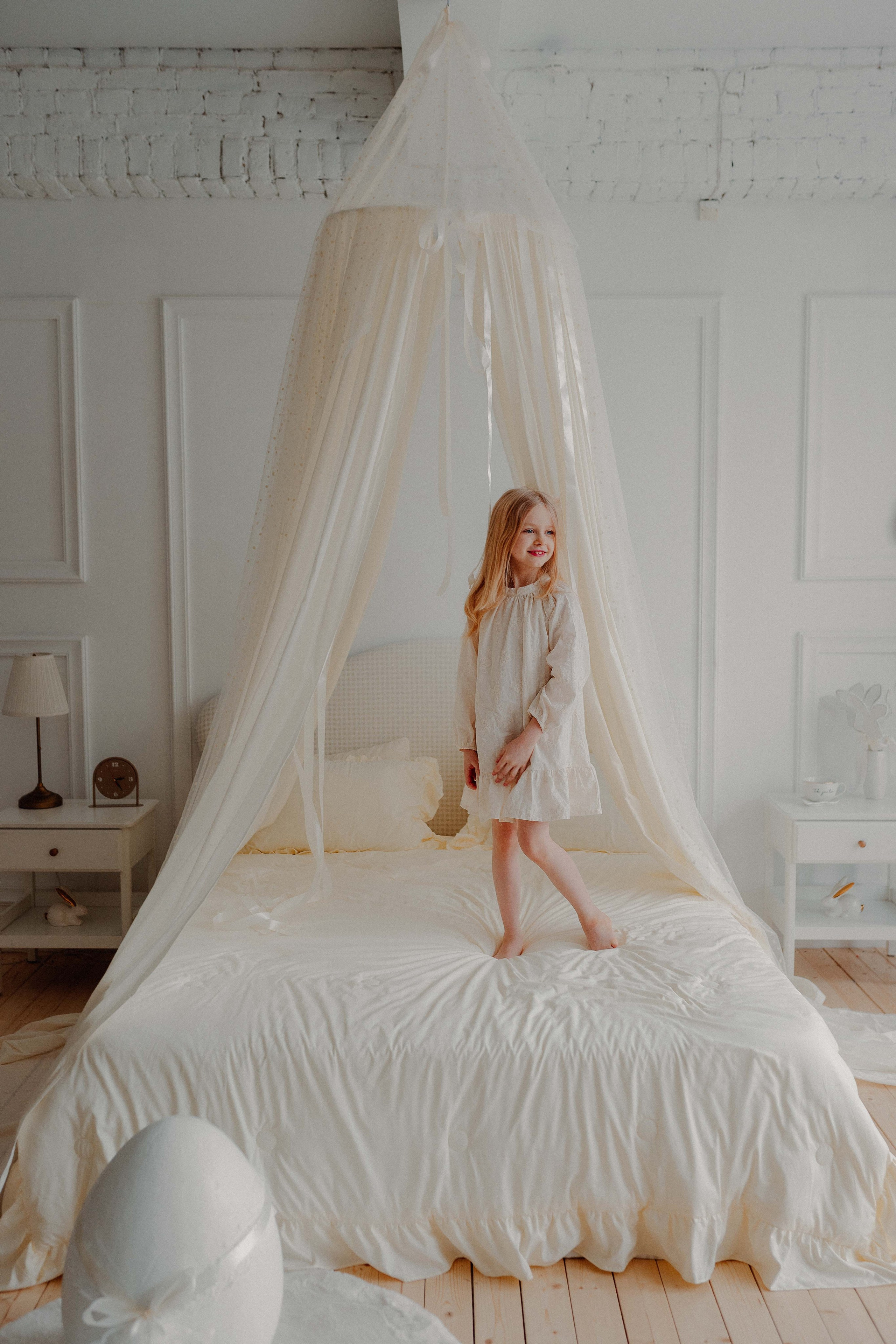 Семейный фотограф спб, фотосессия с зайчатами, фотография ребенка в пасхальном интерьере, фотограф санкт-петербург, детская фотосессия, белый интерьер, пасха, пасхальные яйца, девочка в белом платье