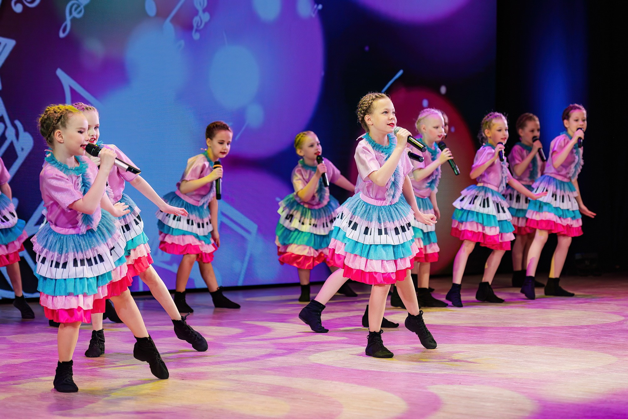 Отчетный концерт Образцового коллектива Алтая театра эстрадной песни «Созвездие». Свадебный и репортажный фотограф Никита Сницарев в Барнауле