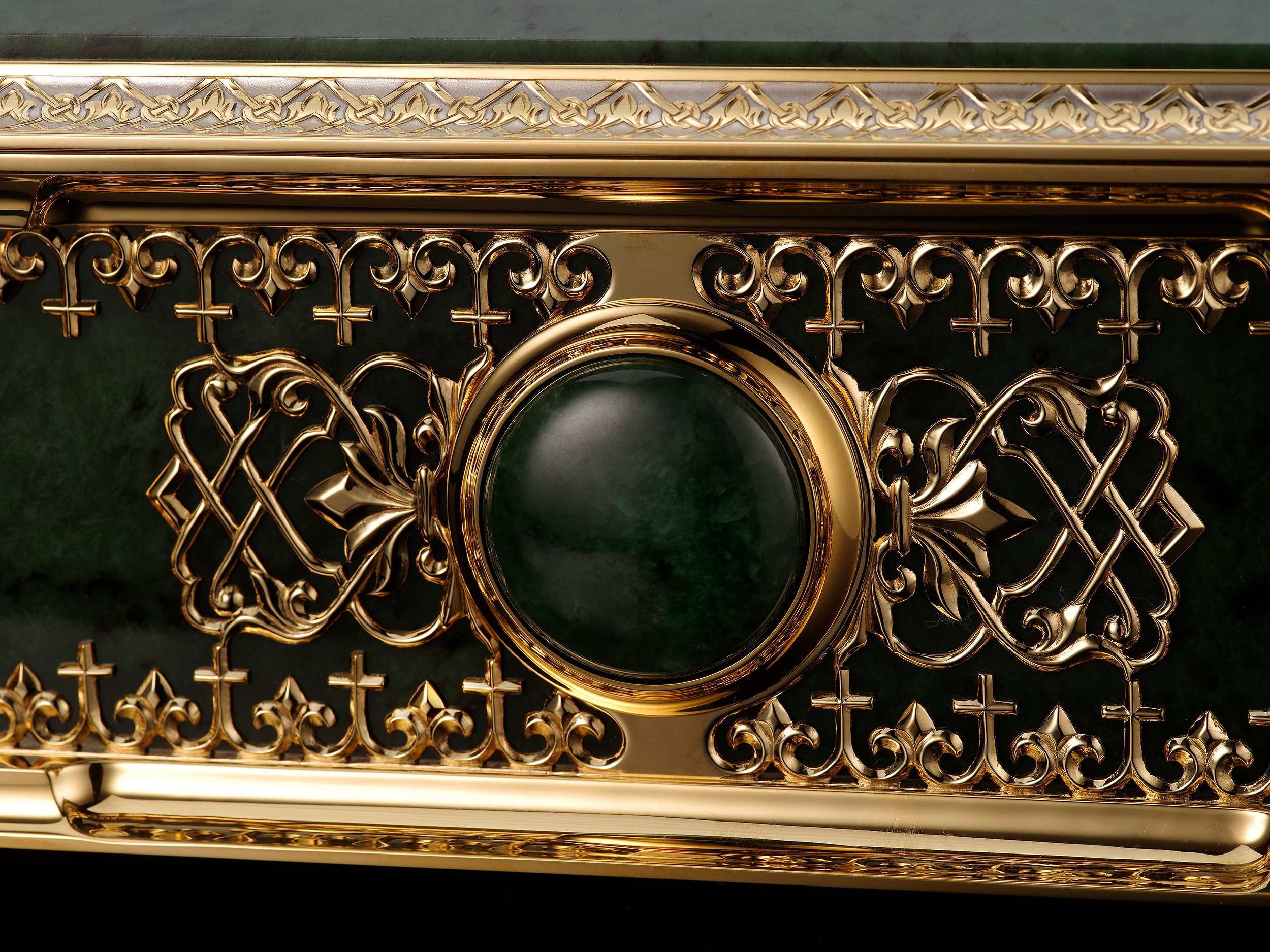 Изделия из драгоценных металлов. Предметная фотосъемка антиквариата, ювелирных украшений, камнерезных изделий, картин, предметов искусства и коллекционных предметов