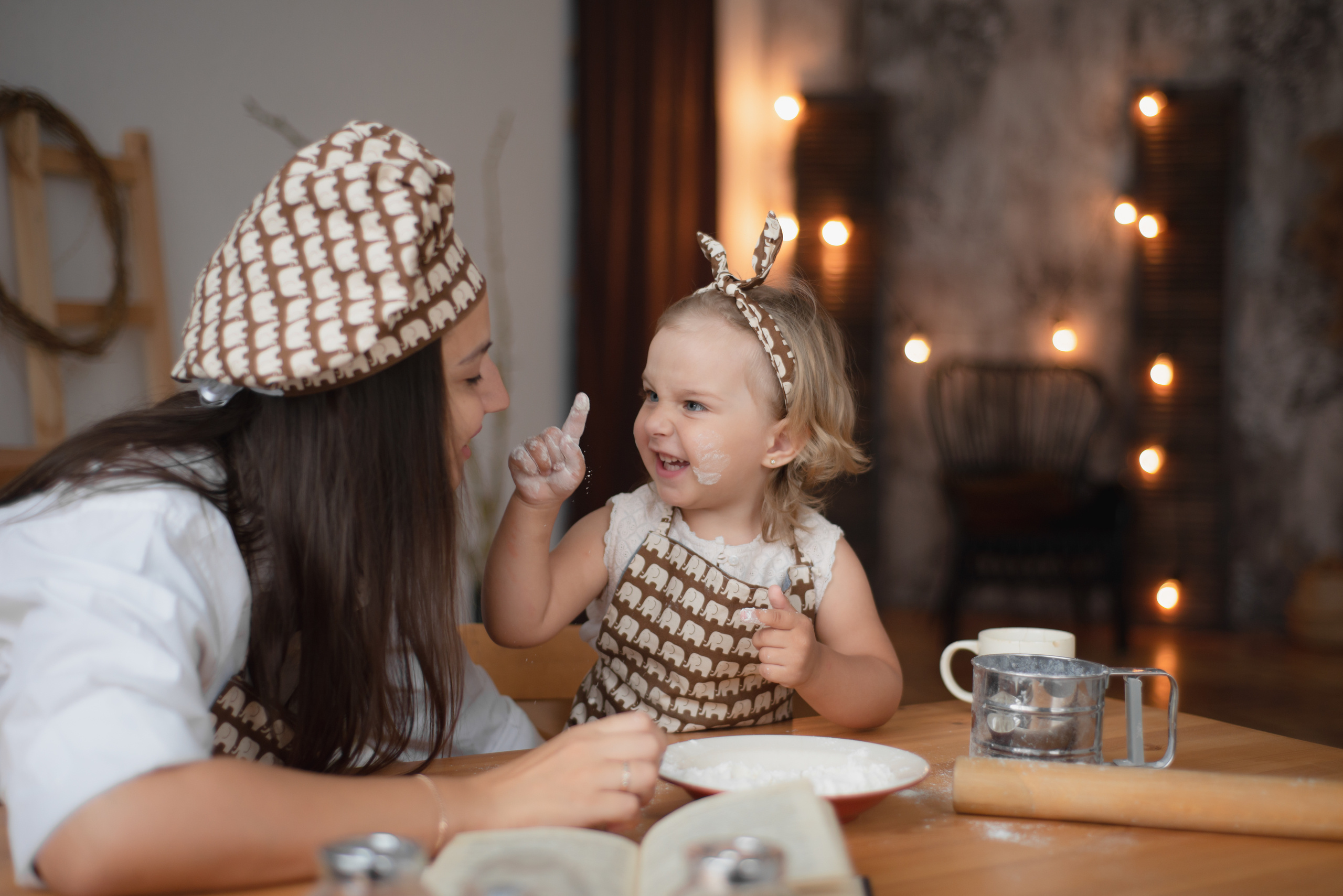 Аня и Полина на кухне. Апрель 2019. JuliaKram.ru