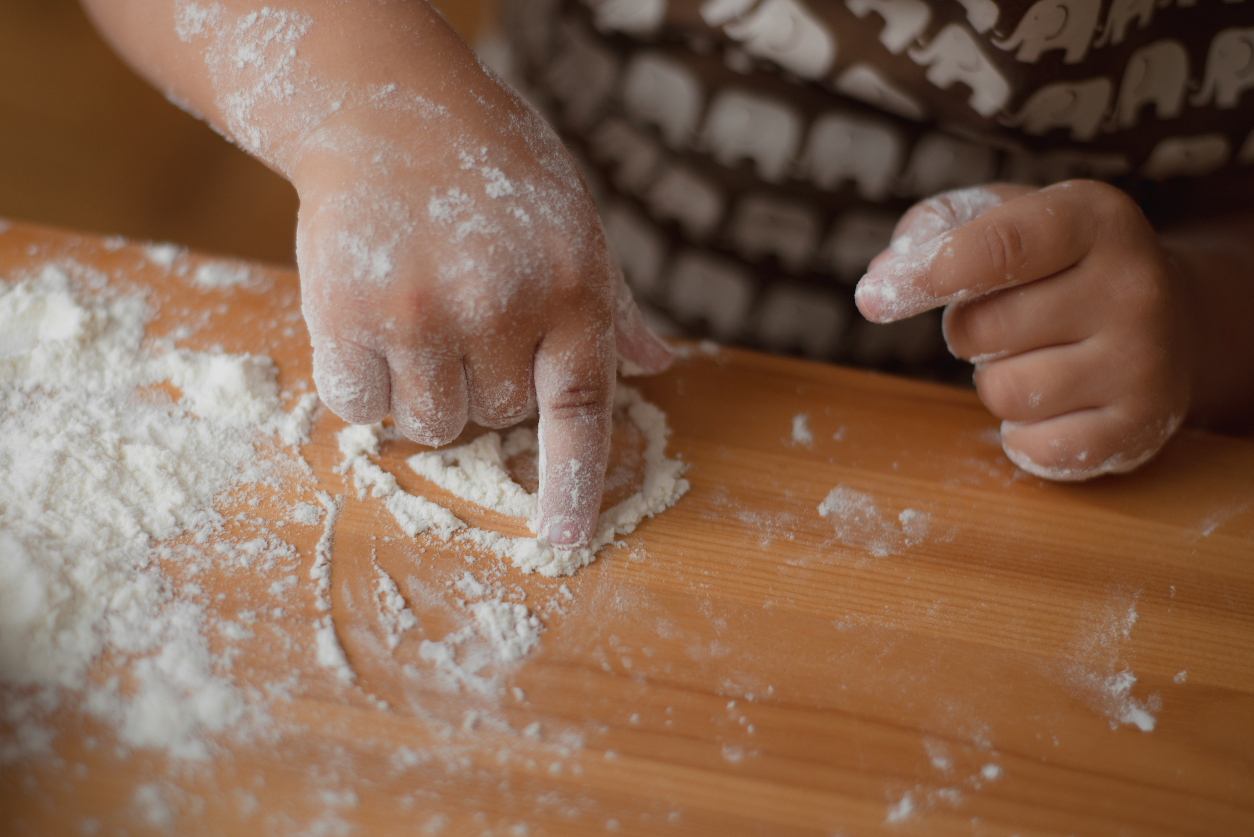 Аня и Полина на кухне. Апрель 2019. JuliaKram.ru