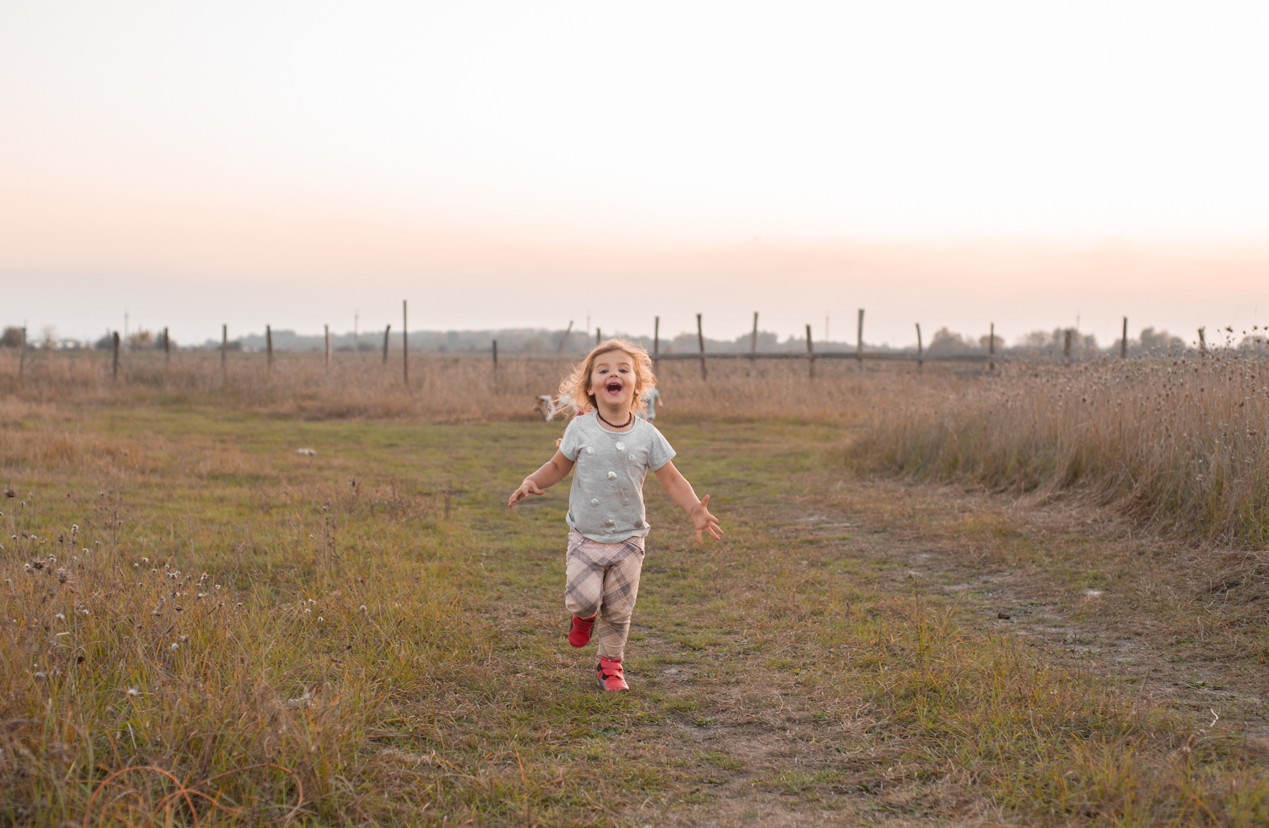 Деревенские девчёнки с собакой. Октябрь 2019. JuliaKram.ru