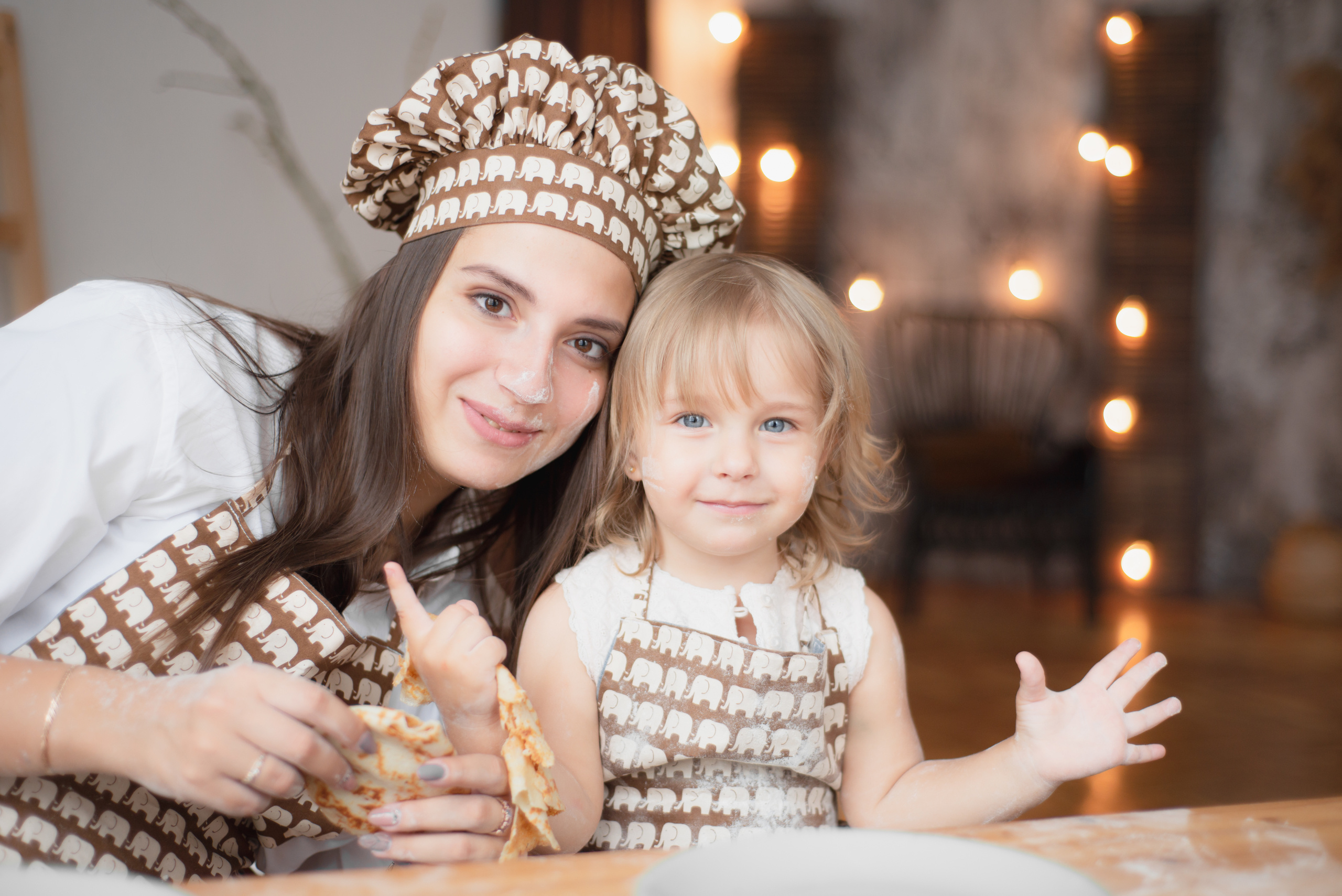 Аня и Полина на кухне. Апрель 2019. JuliaKram.ru