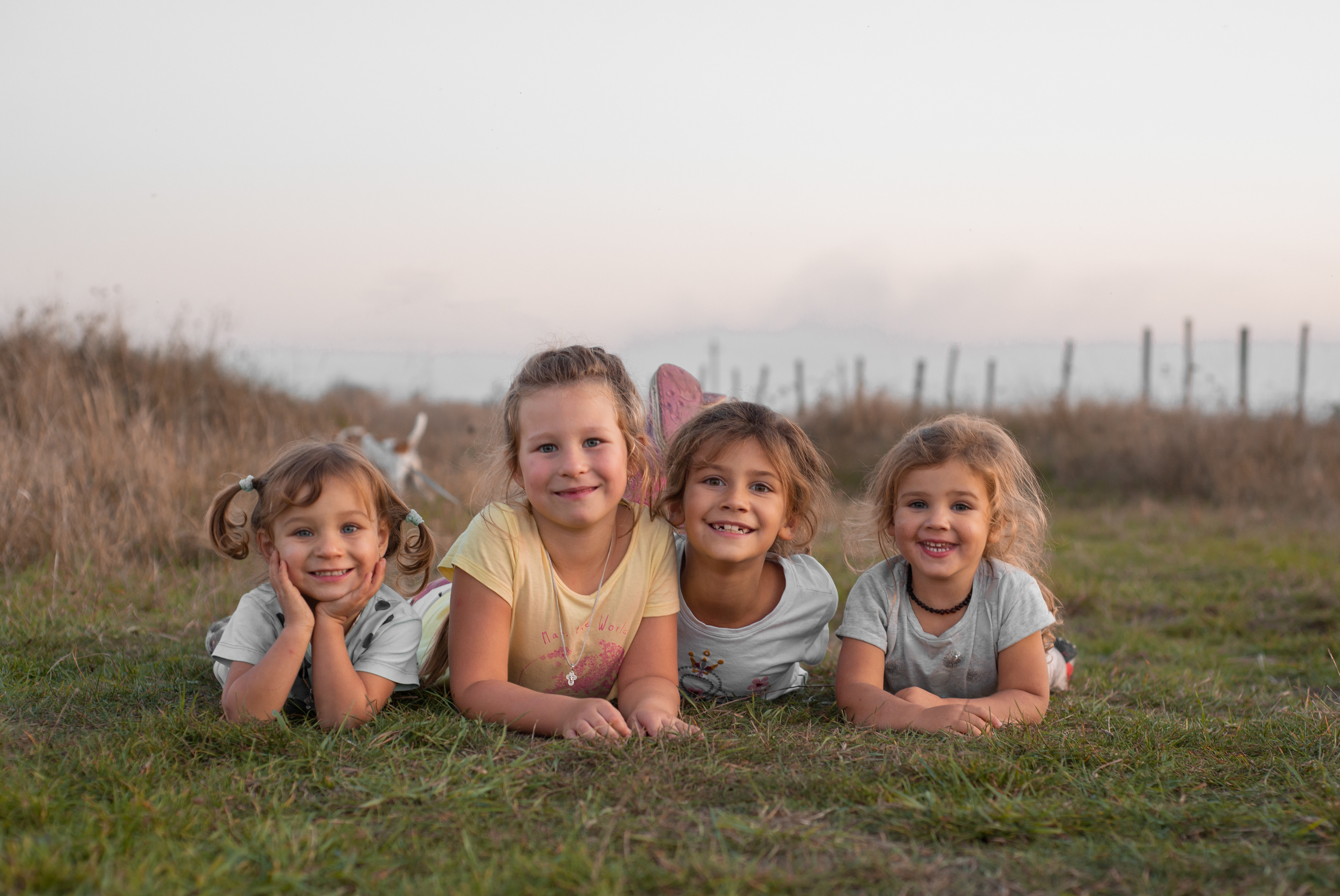 Деревенские девчёнки с собакой. Октябрь 2019. JuliaKram.ru