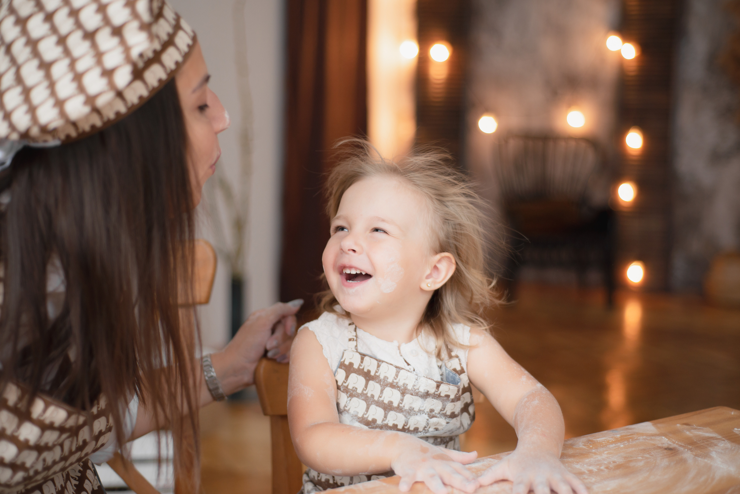 Аня и Полина на кухне. Апрель 2019. JuliaKram.ru