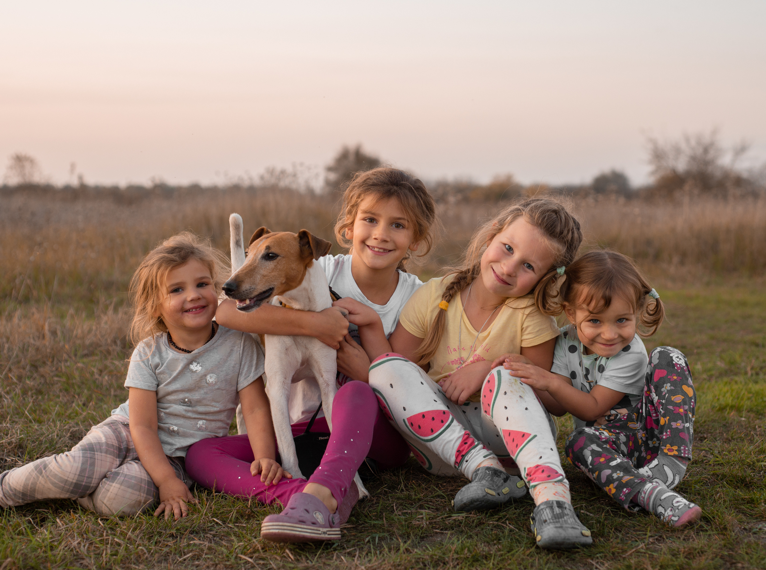 Деревенские девчёнки с собакой. Октябрь 2019. JuliaKram.ru