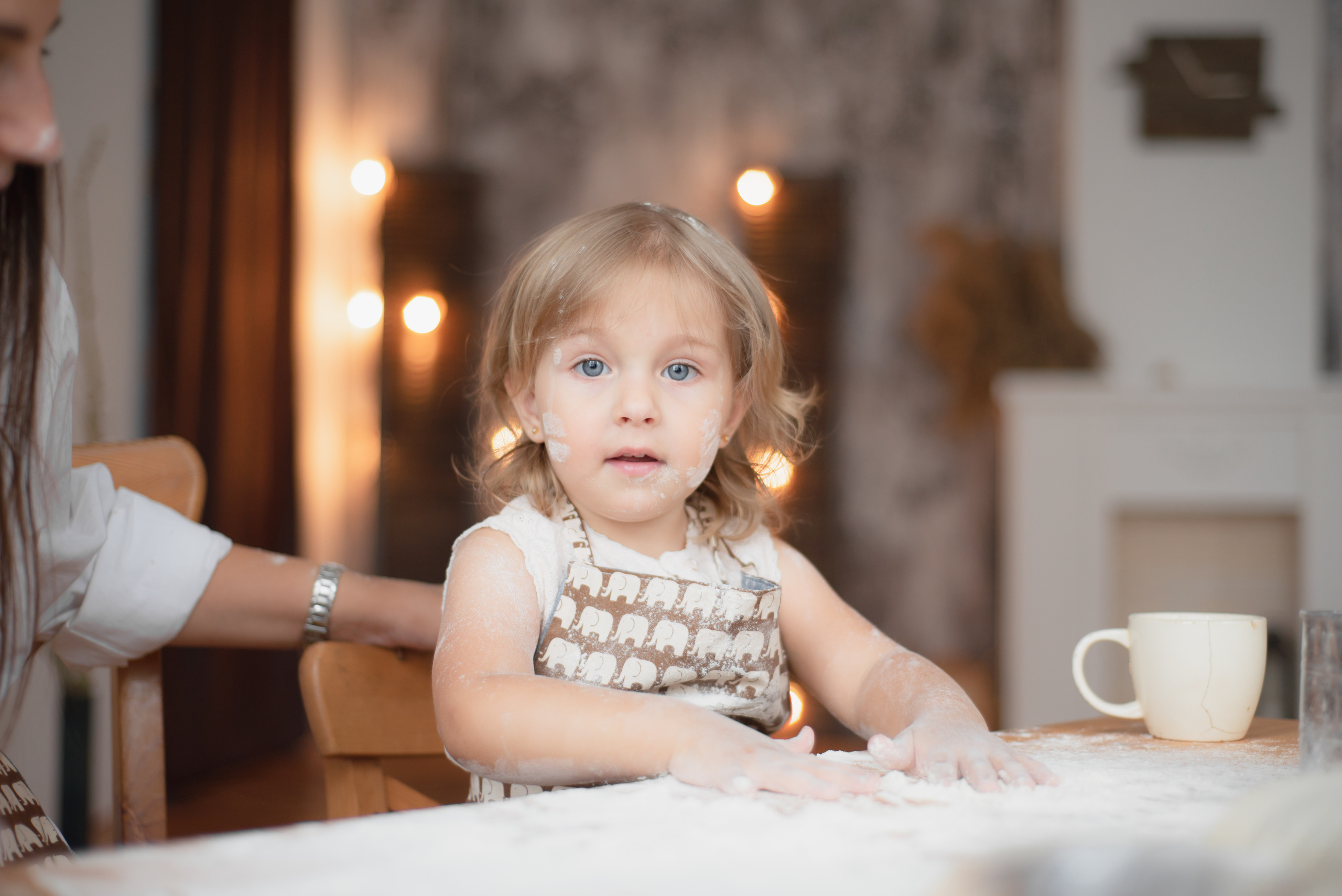 Аня и Полина на кухне. Апрель 2019. JuliaKram.ru