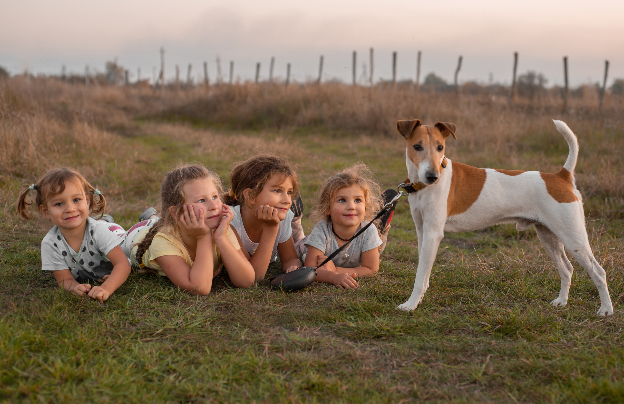 Деревенские девчёнки с собакой. Октябрь 2019. JuliaKram.ru