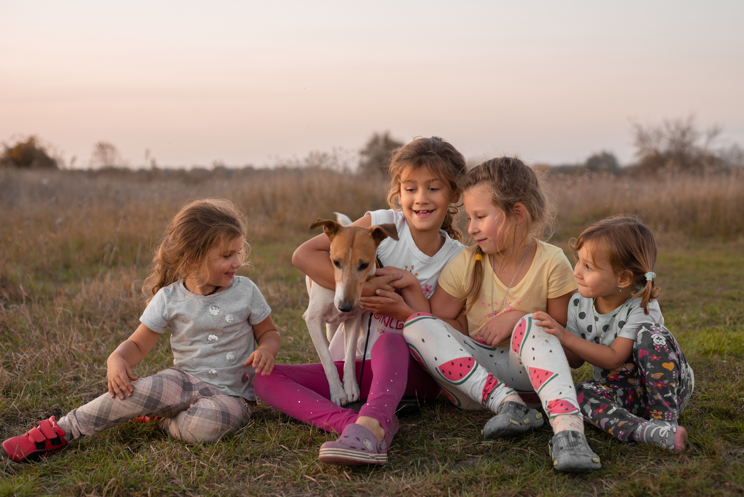 Деревенские девчёнки с собакой. Октябрь 2019. JuliaKram.ru