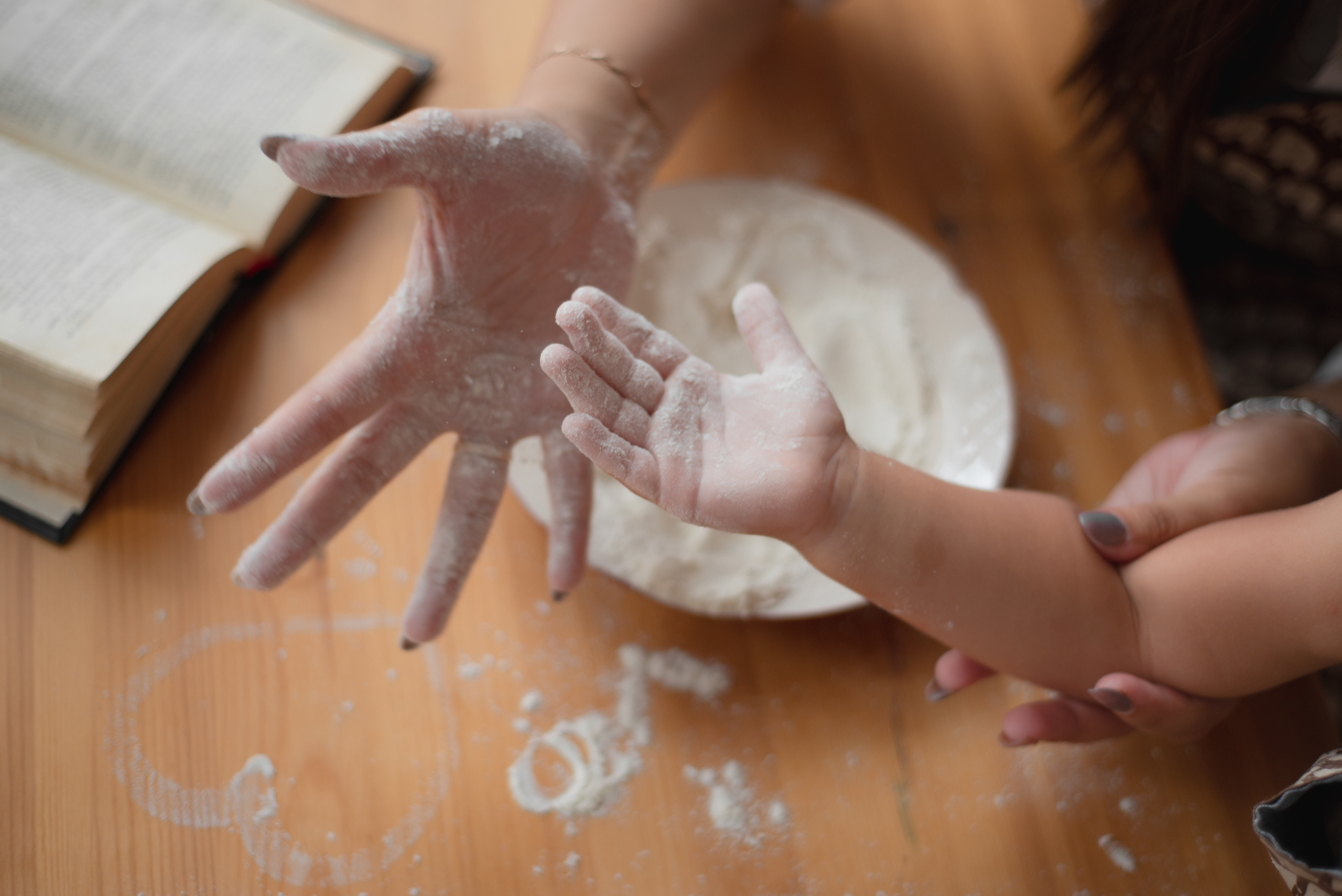 Аня и Полина на кухне. Апрель 2019. JuliaKram.ru