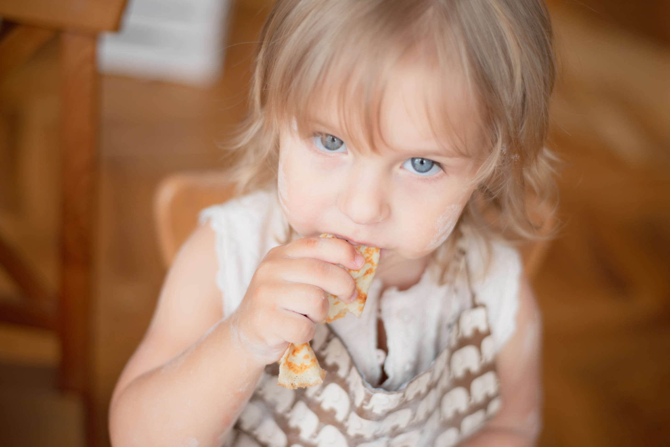 Аня и Полина на кухне. Апрель 2019. JuliaKram.ru