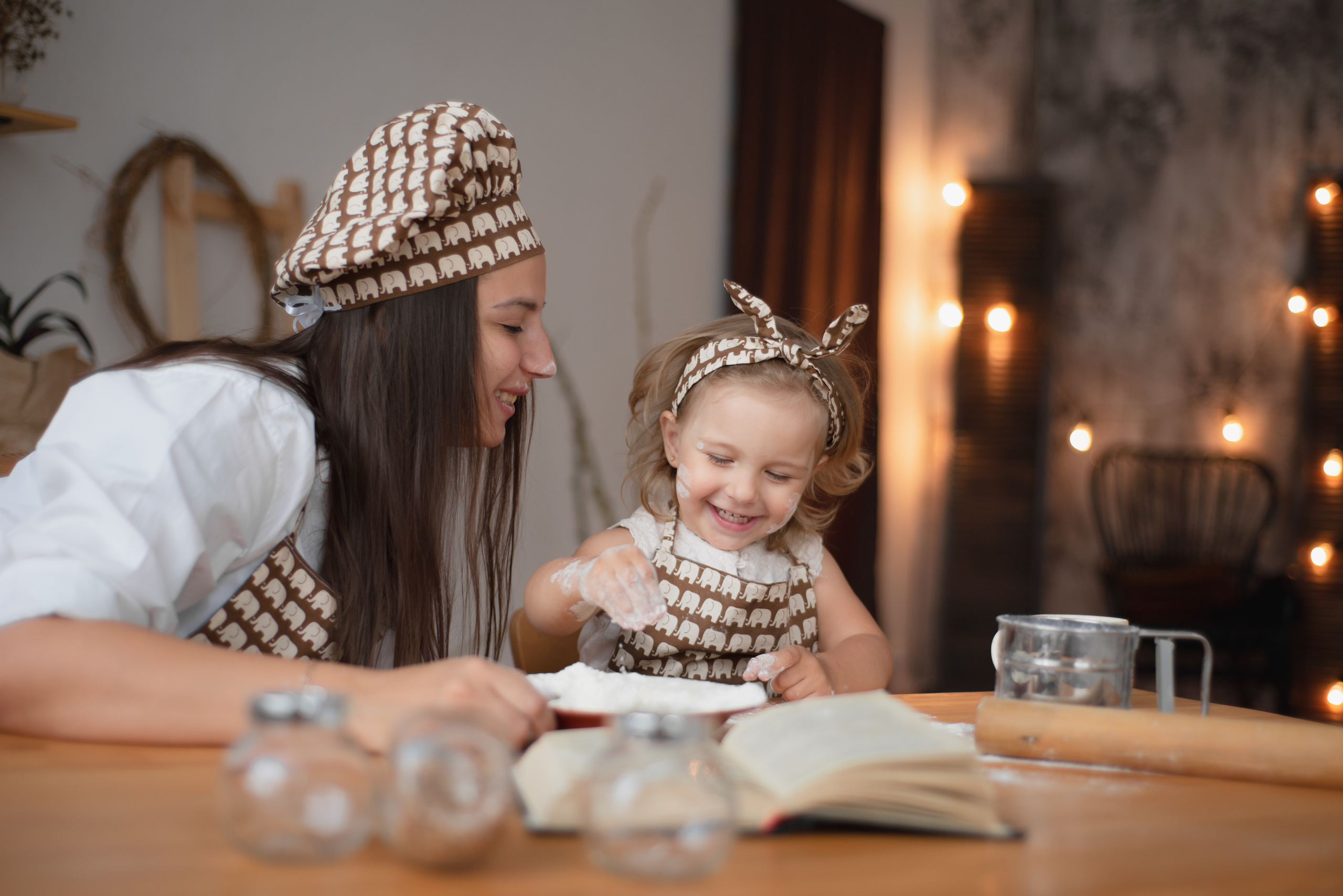 Аня и Полина на кухне. Апрель 2019. JuliaKram.ru