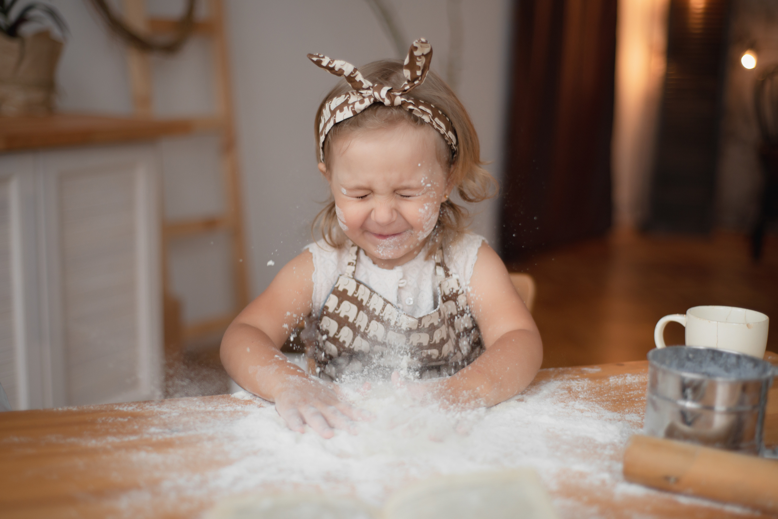 Аня и Полина на кухне. Апрель 2019. JuliaKram.ru