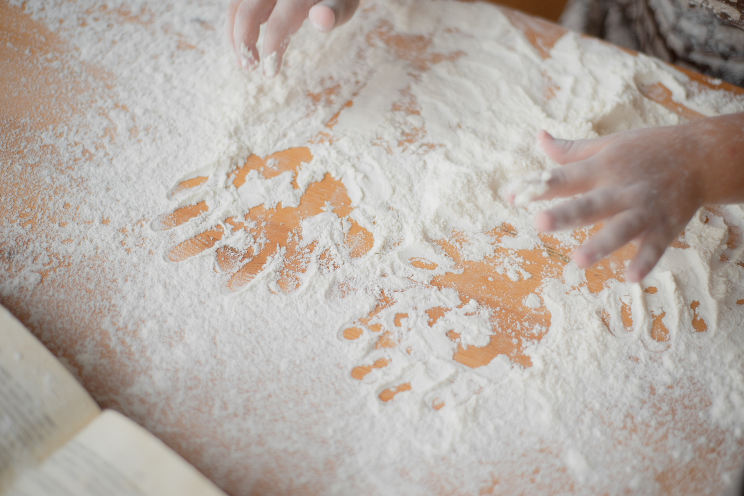 Аня и Полина на кухне. Апрель 2019. JuliaKram.ru