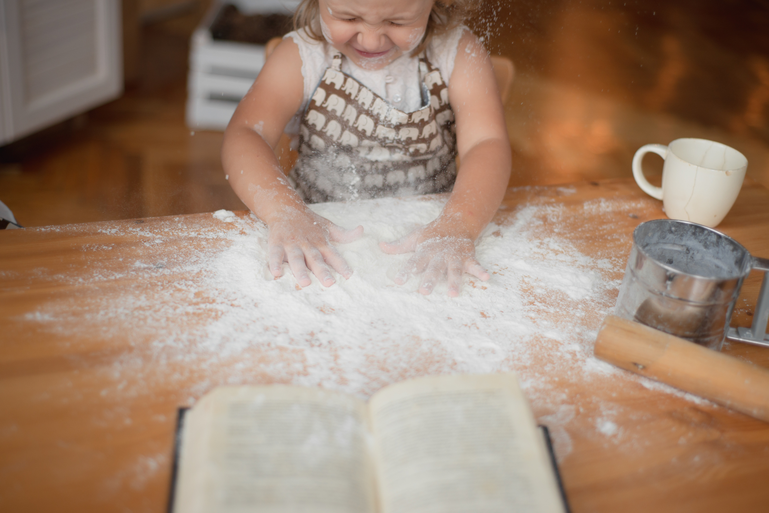 Аня и Полина на кухне. Апрель 2019. JuliaKram.ru