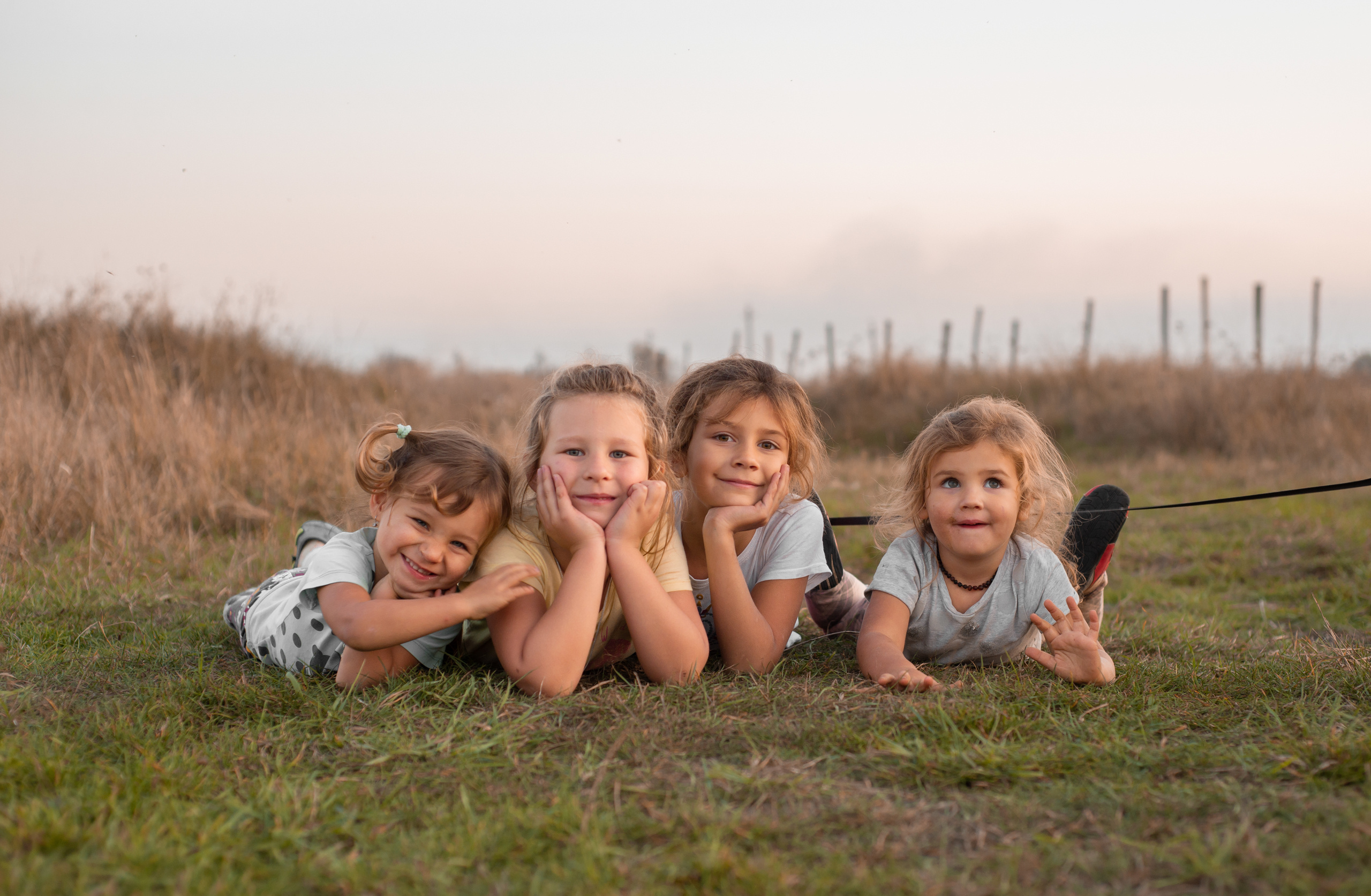 Деревенские девчёнки с собакой. Октябрь 2019. JuliaKram.ru