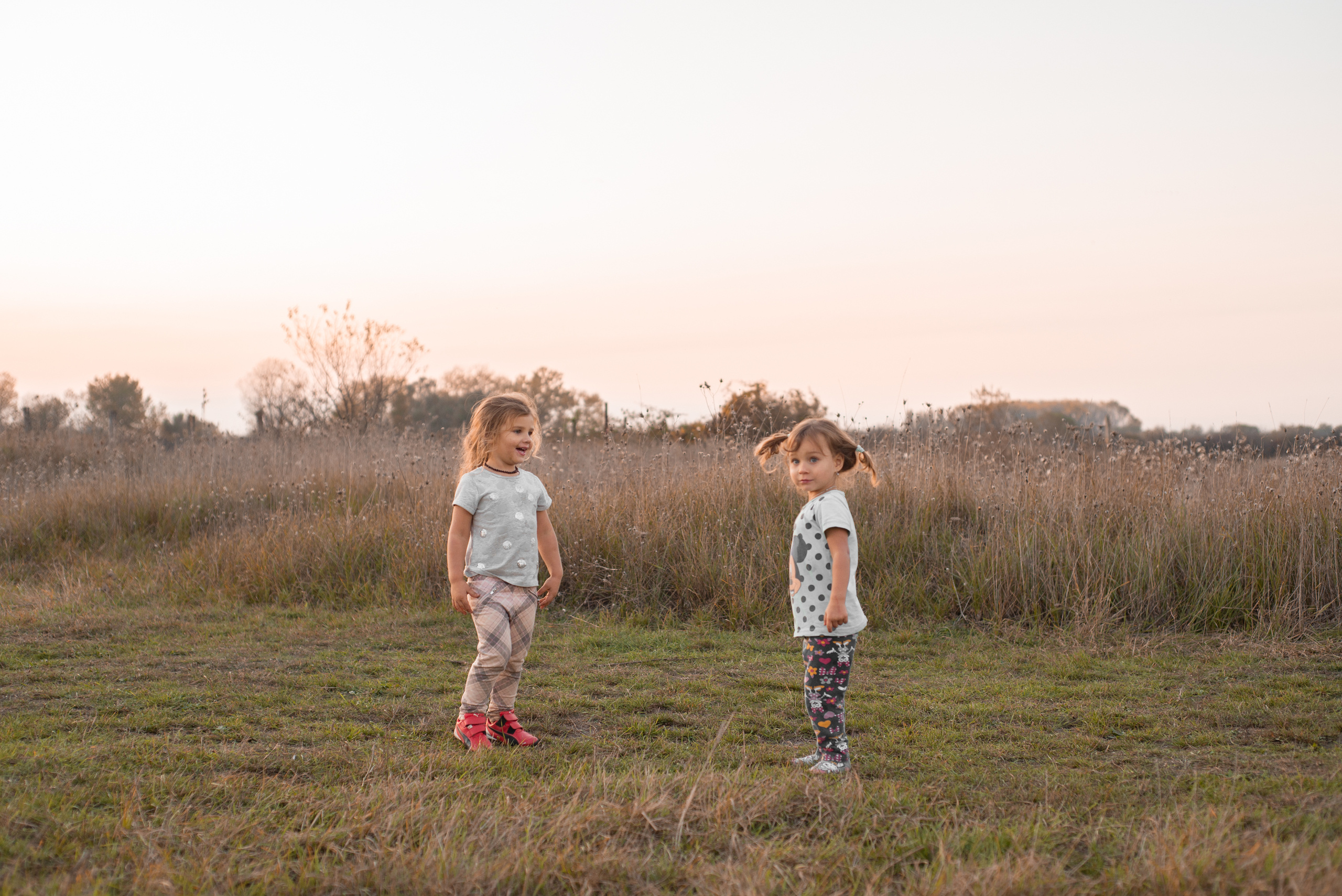 Деревенские девчёнки с собакой. Октябрь 2019. JuliaKram.ru