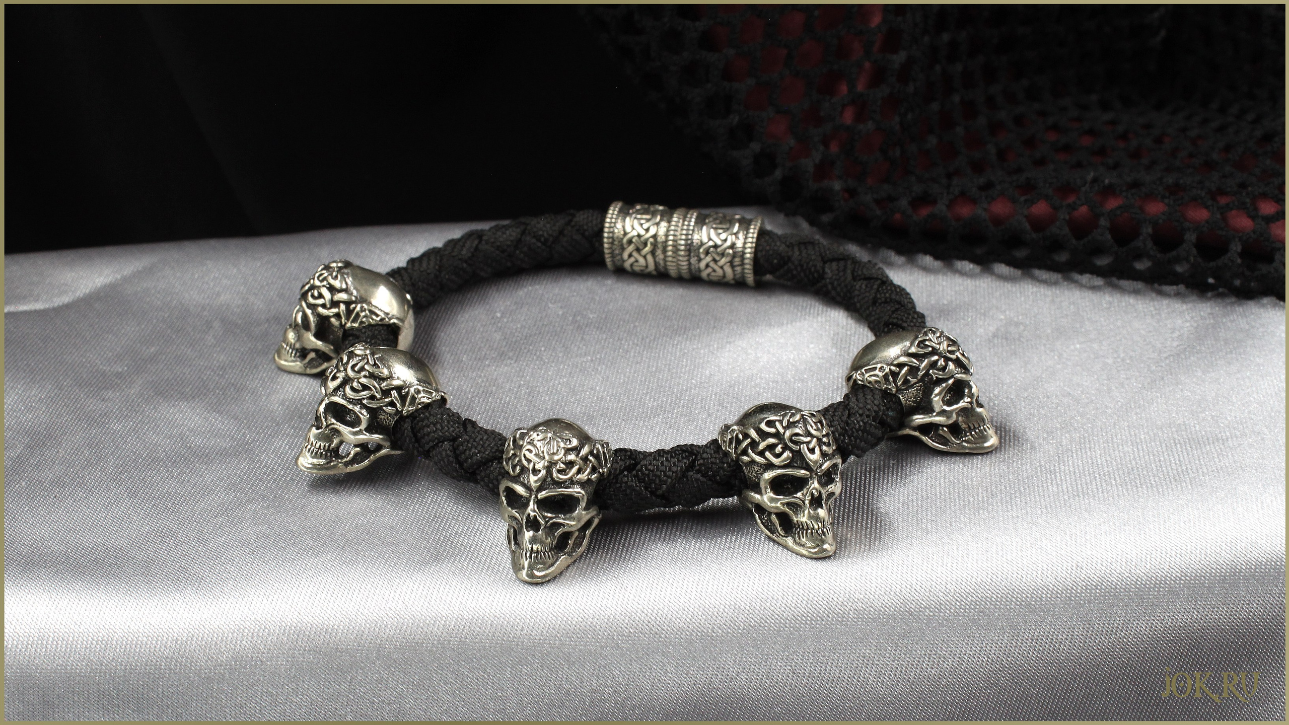 Мужские браслеты с кельтскими черепами – это стильные и оригинальные аксессуары, которые могут добавить особый штрих к вашему образу. Кельтский орнамент часто ассоциируется с символикой силы, мужества и защиты.