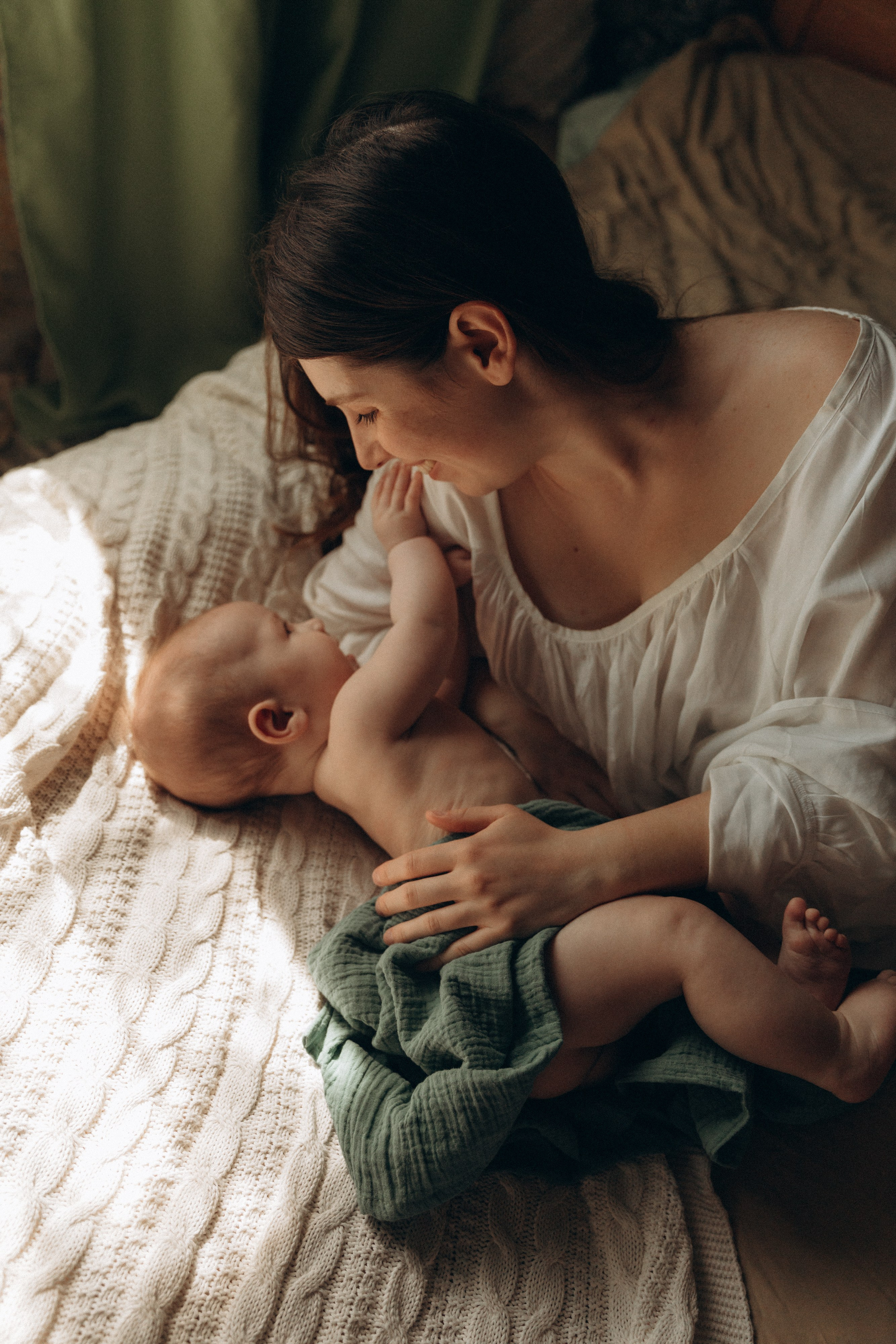 Мама и малыш, домашняя история. Фотограф Ульяна Дивина в Нижнем Новгороде и Нижегородской области