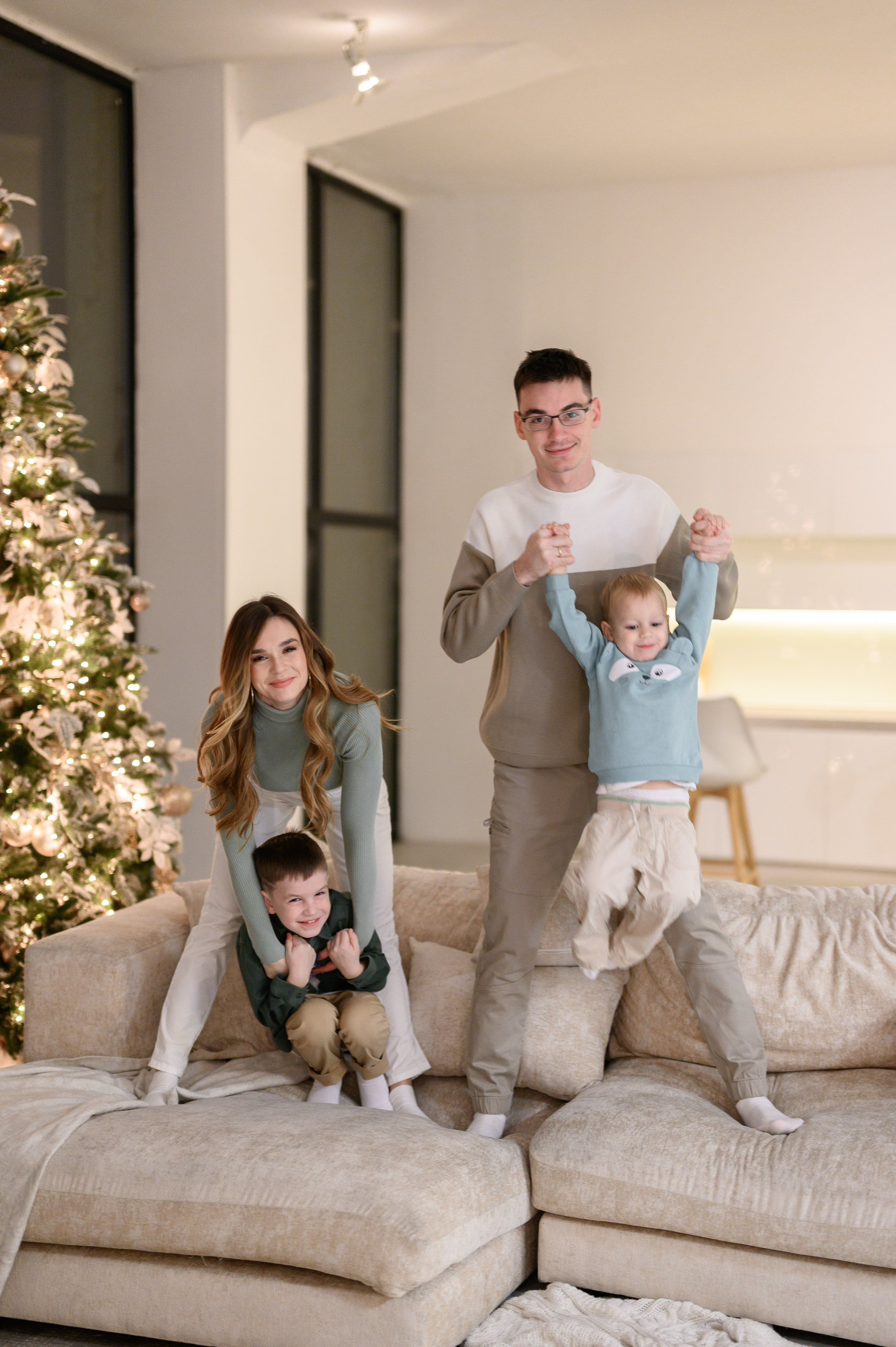 Семейная новогодняя фотосессия в фотостудии Мимика, зал Мия. Semerlina.ru