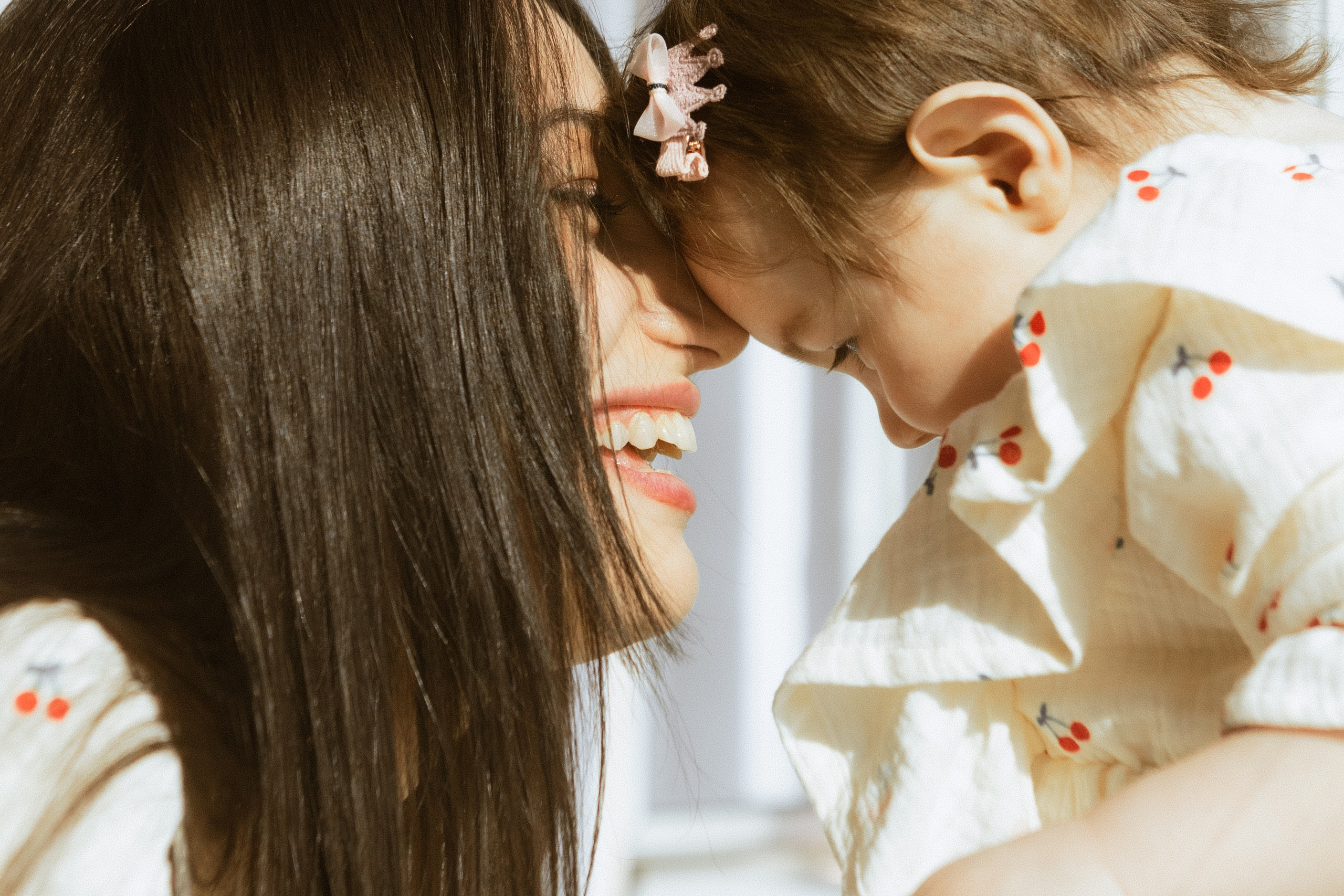 нежная семейная фотосессия с годовалой дочкой в студии, фото мамы и дочки, семейный фотограф в Москве