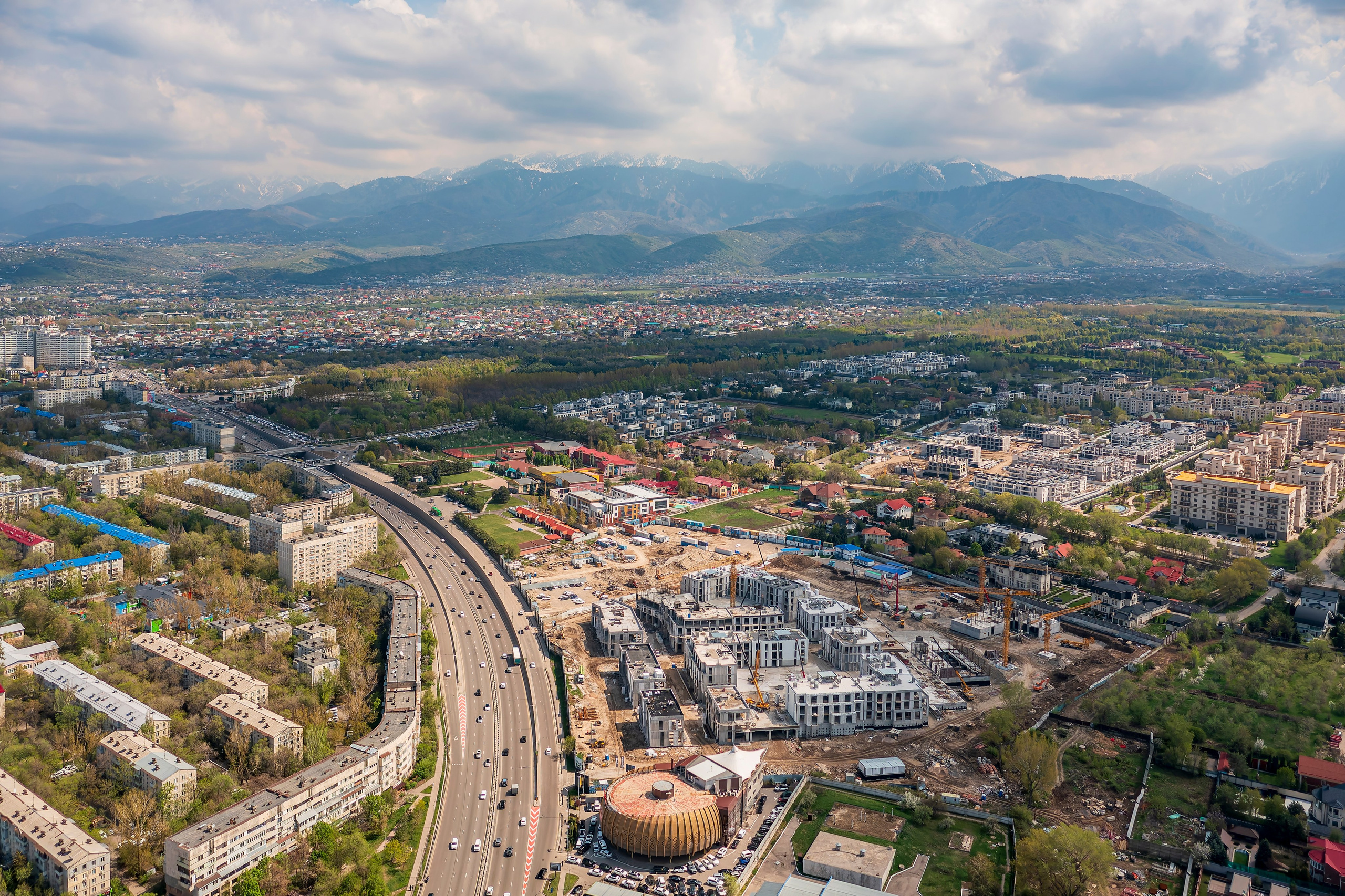 Алматы, ЖК 1st от Bi Group — аэросъёмка на фоне гор, апрель 2026. Интерьерный фотограф Алматы