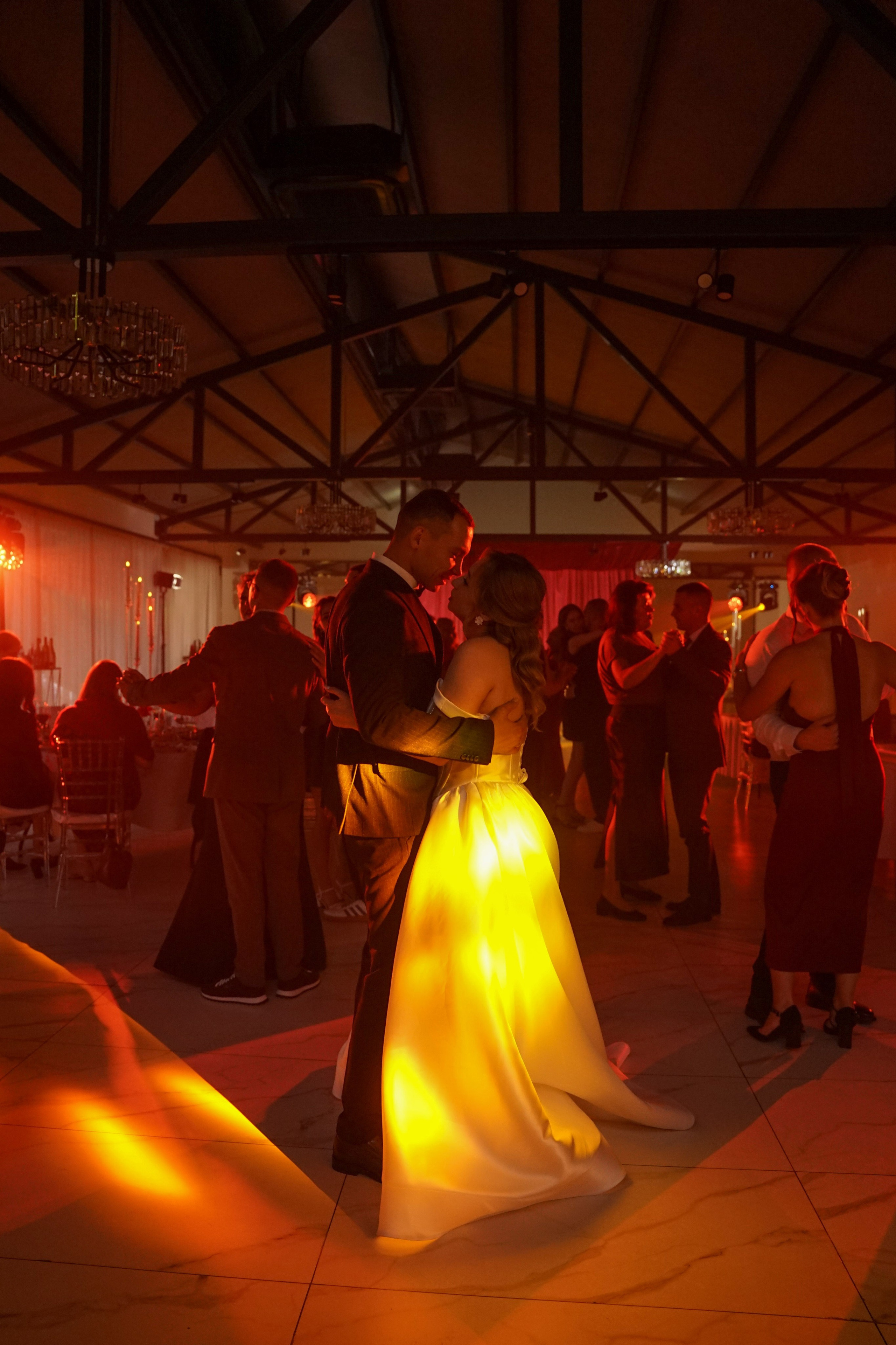 Кристина и Андрей: лавстори в гостинице и динамичный банкет. Фотограф в Иркутске