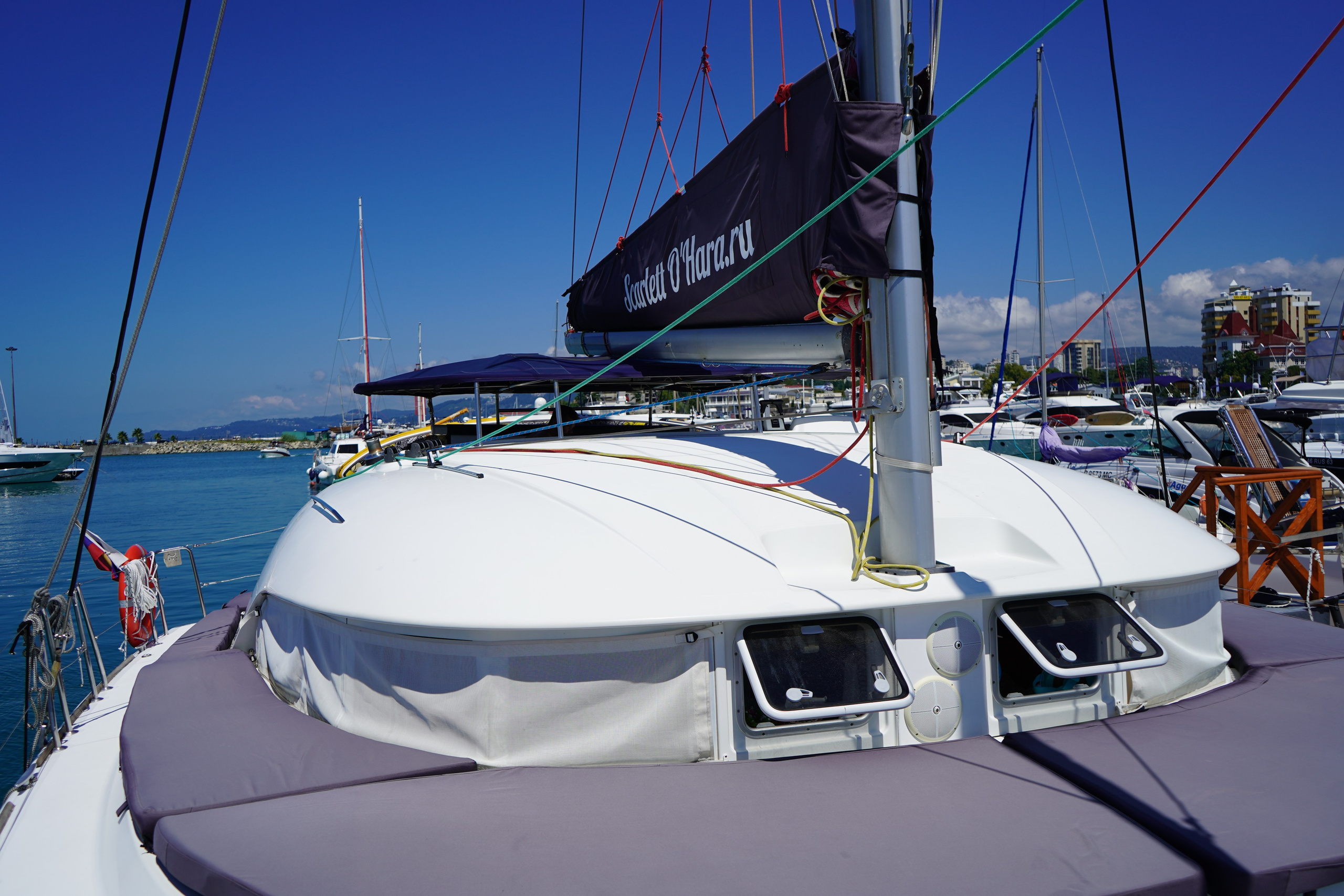 Катамаран Скарлетт о Хара Аренда Яхты в Сочи Яхтанаморе YACHTANAMORE