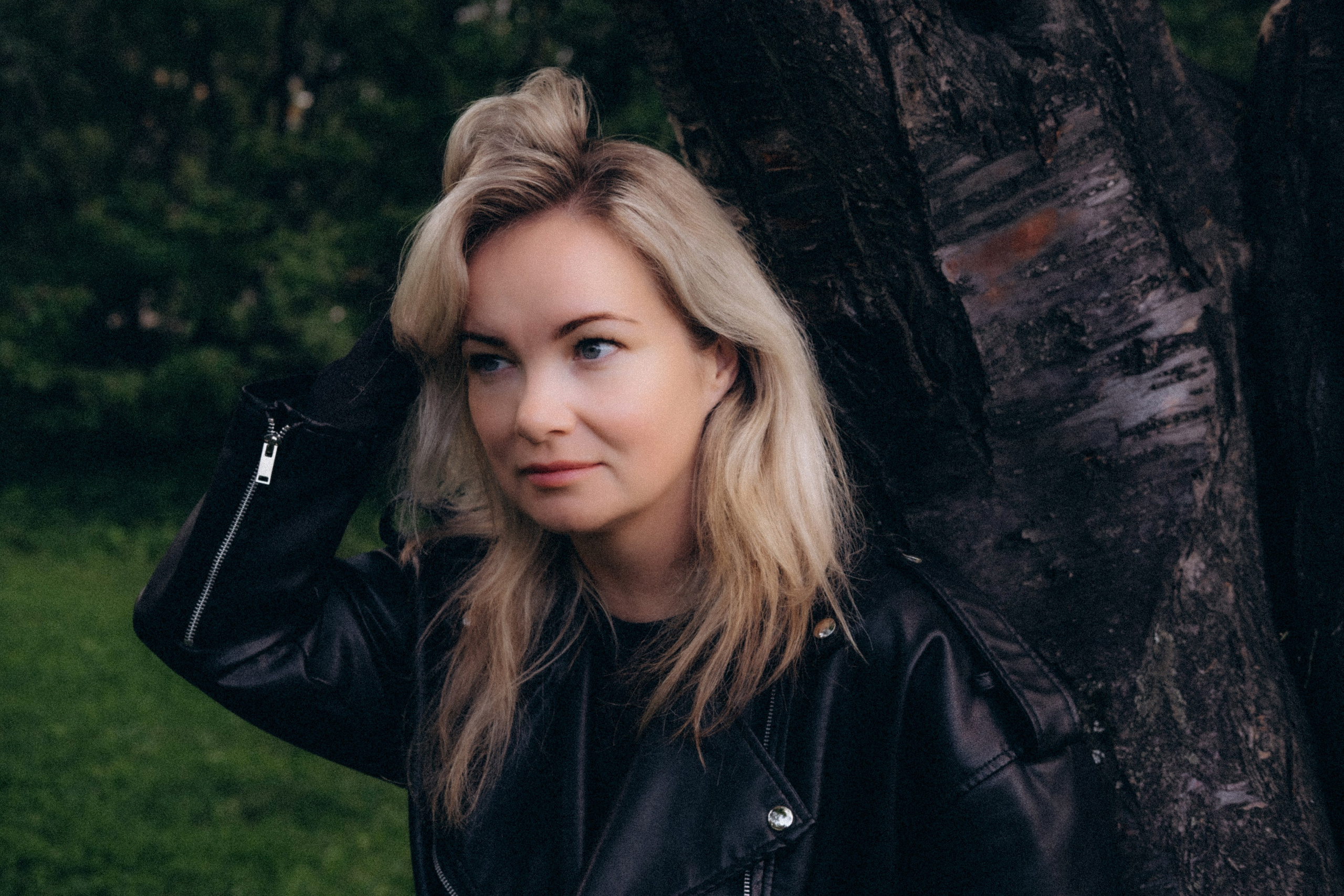 Фотосессия девушки в парке Екатеринбурга. Свадебный фотограф в Екатеринбурге — заказ профессиональной фотосесии, все виды фотосъемки