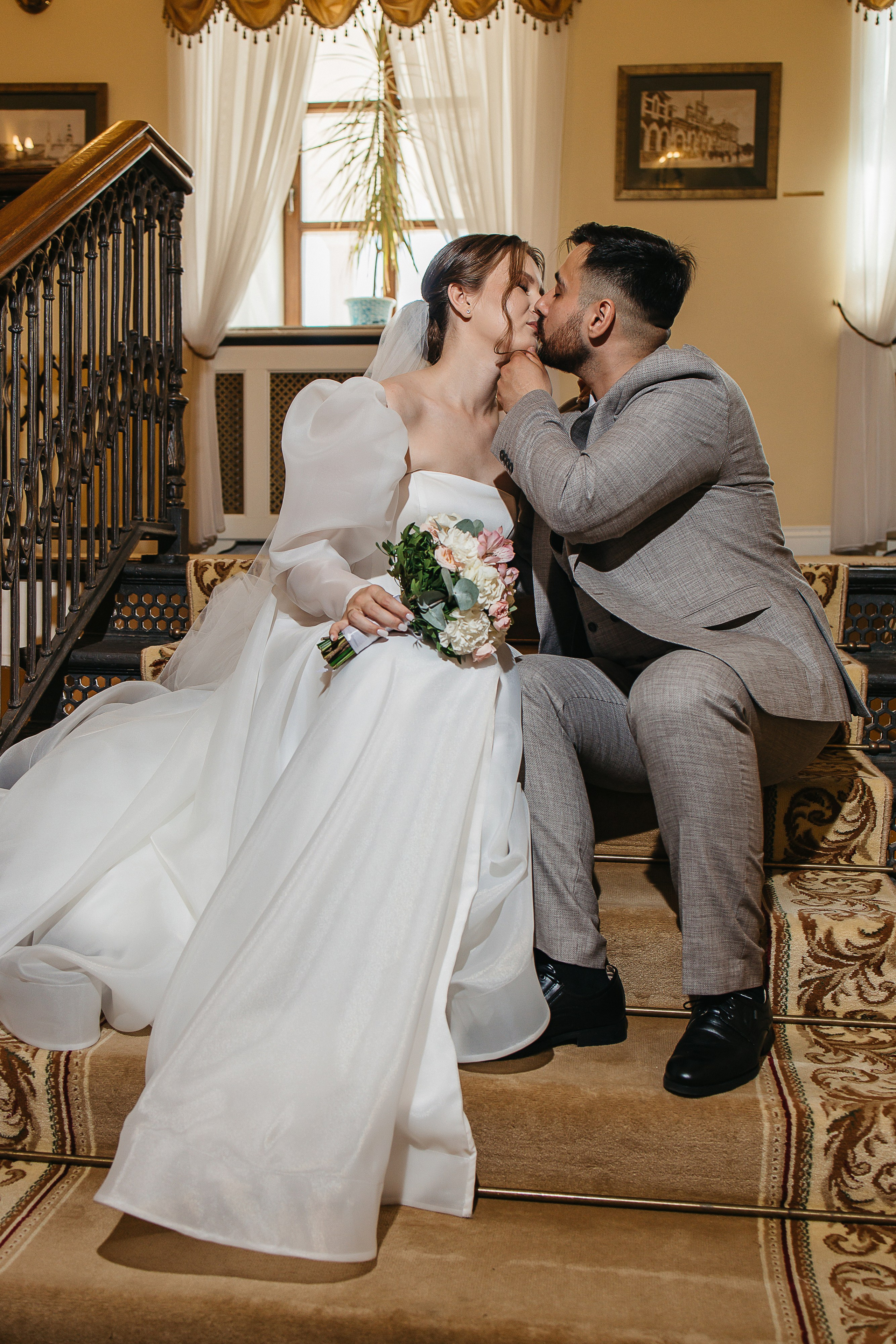 Свадебная фотосессия пары в номере отеля. Олег Сверчков | Свадебный фотограф Вологда