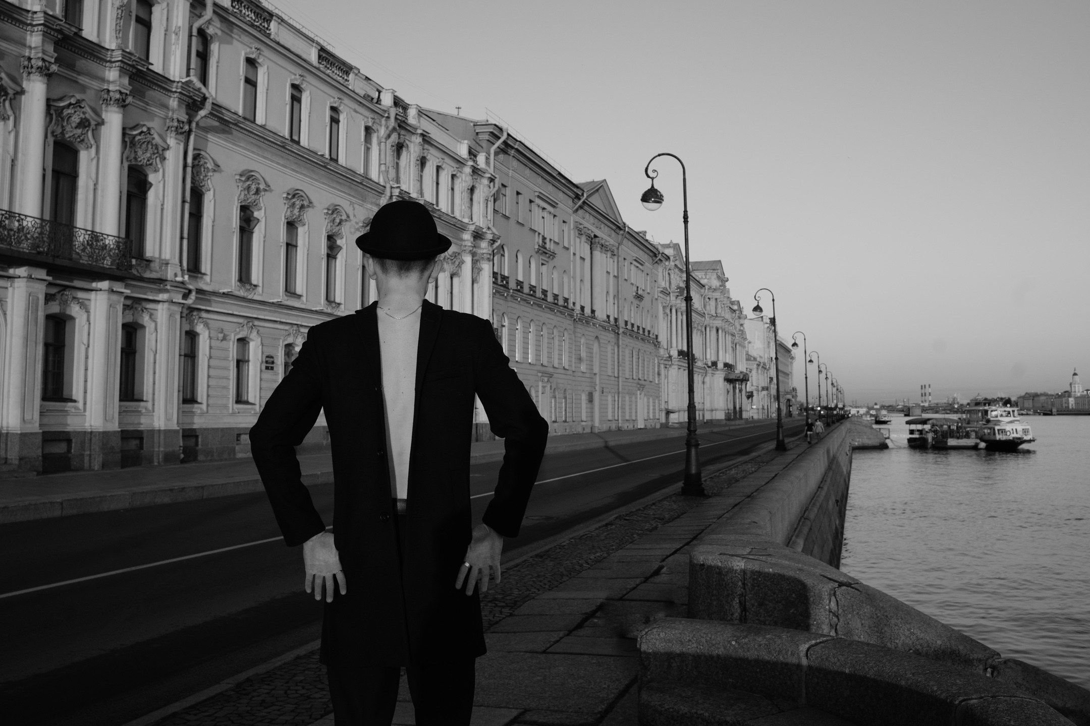 Фотография парня на с утра возле разводных мостов в Питере 