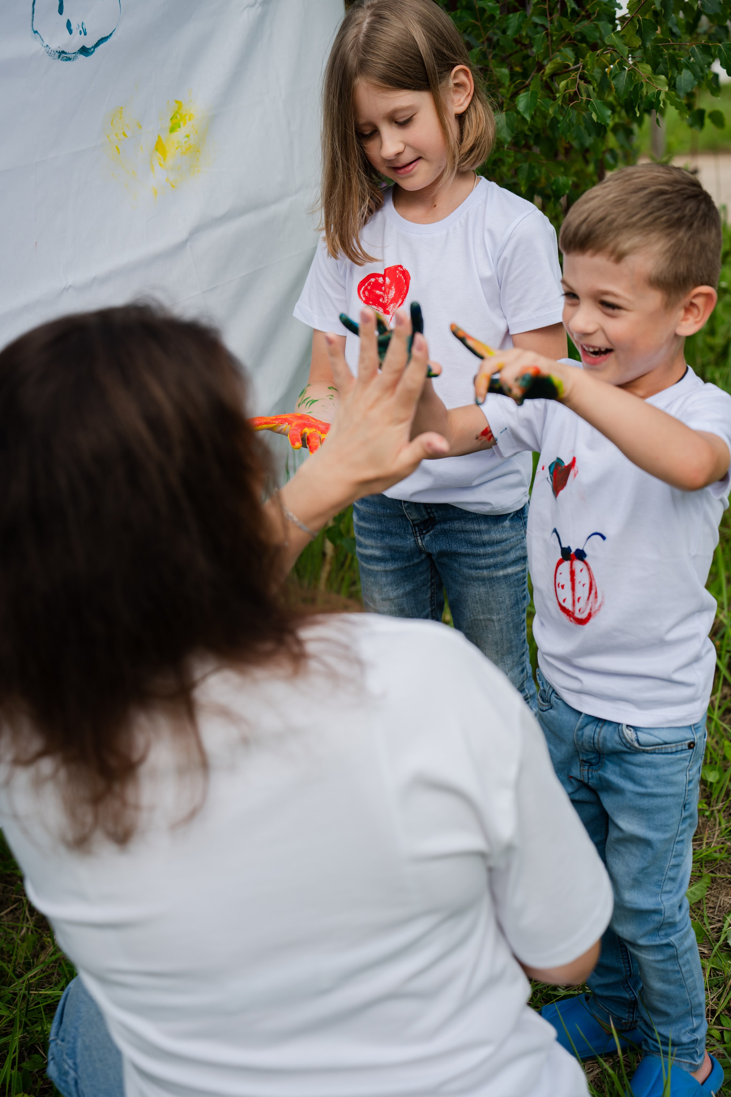 Фотосессия детей с красками на природе