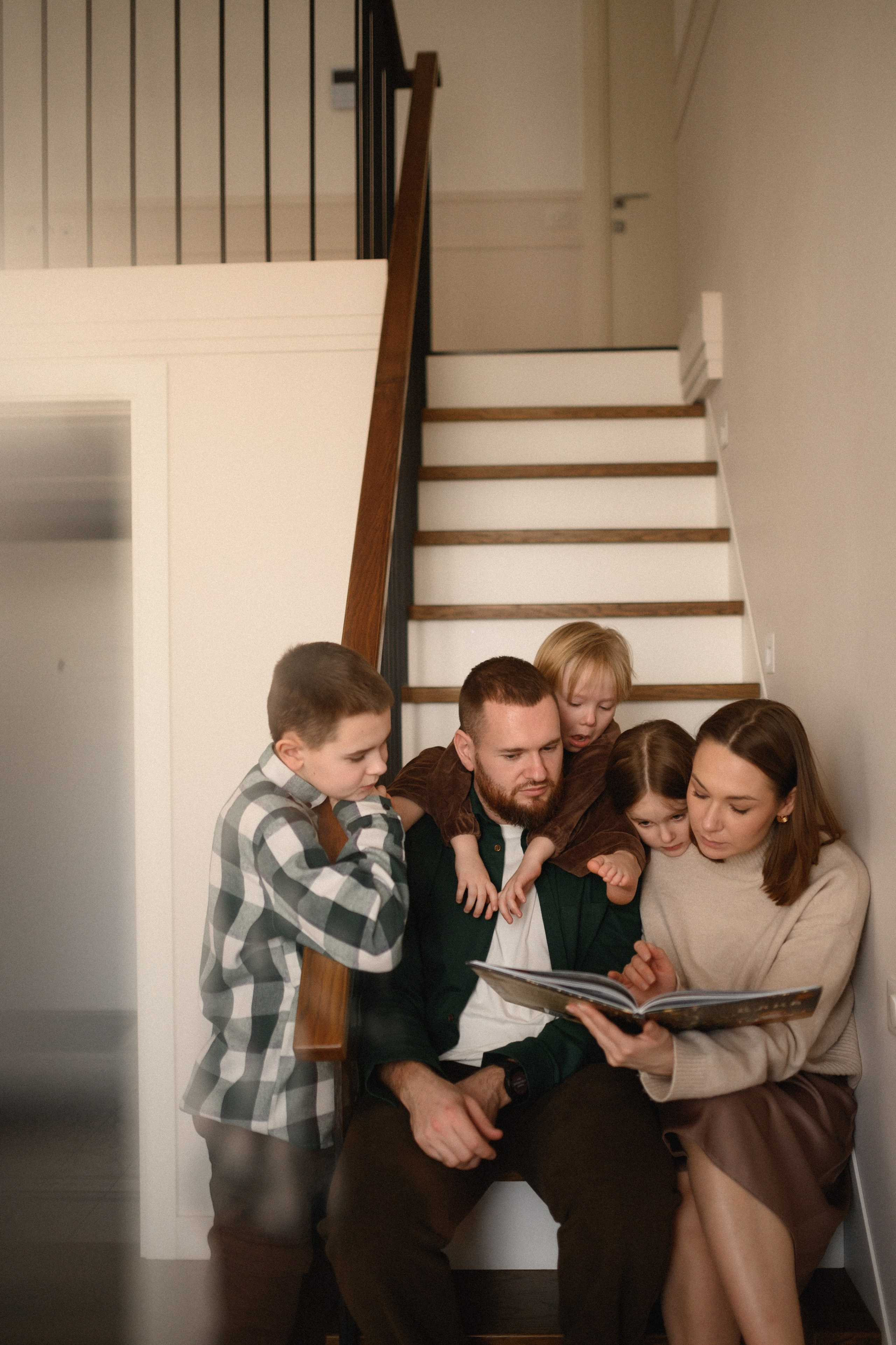 Валентин, Ирина, Евсей, Кира и Агата дома. Семейный и свадебный lifestyle-фотограф в Москве Мария Петрова