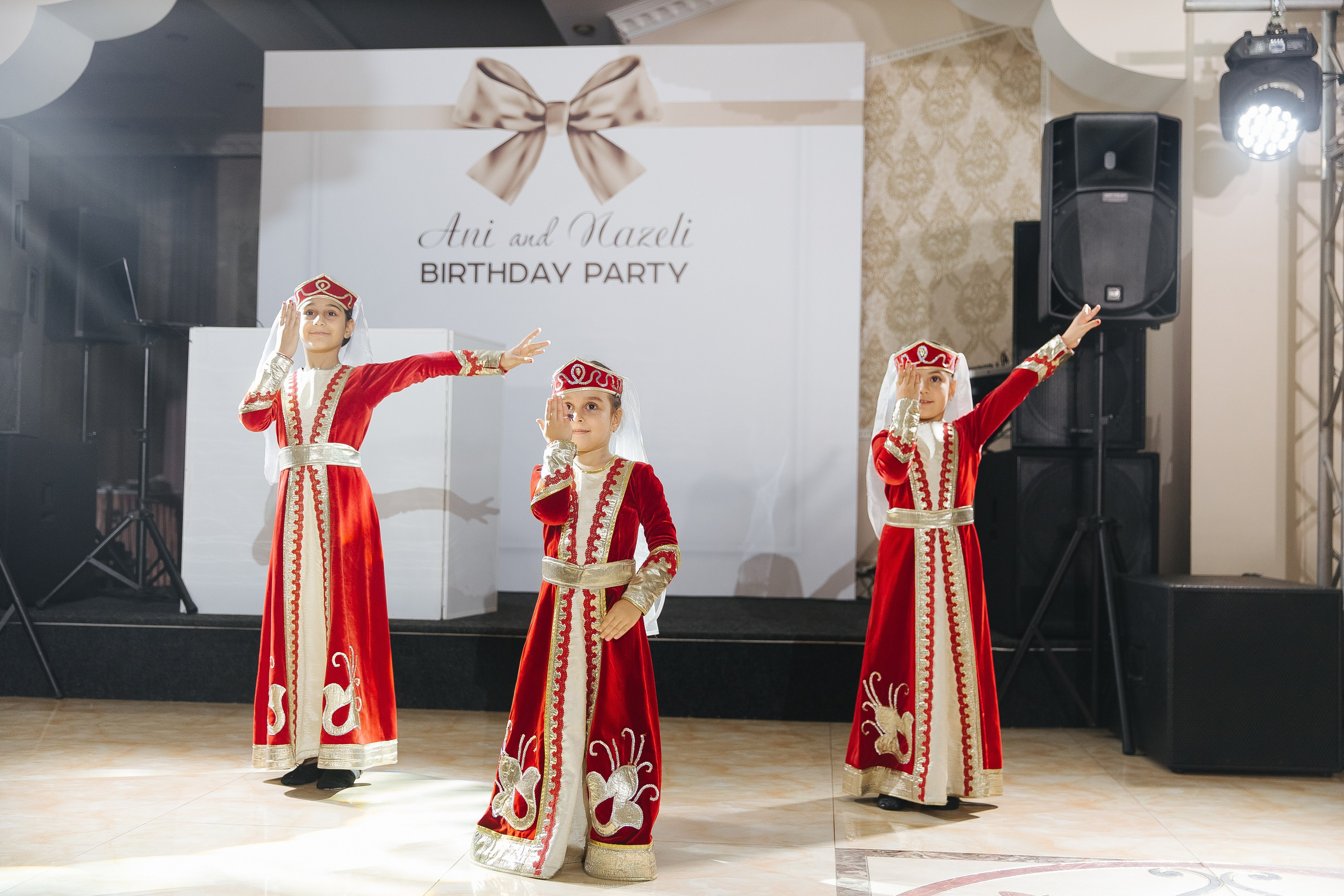 Ани и Назели. 35&5 День рождения, «Янтарь». Фотограф в Красноярске Надежда Воскресенская