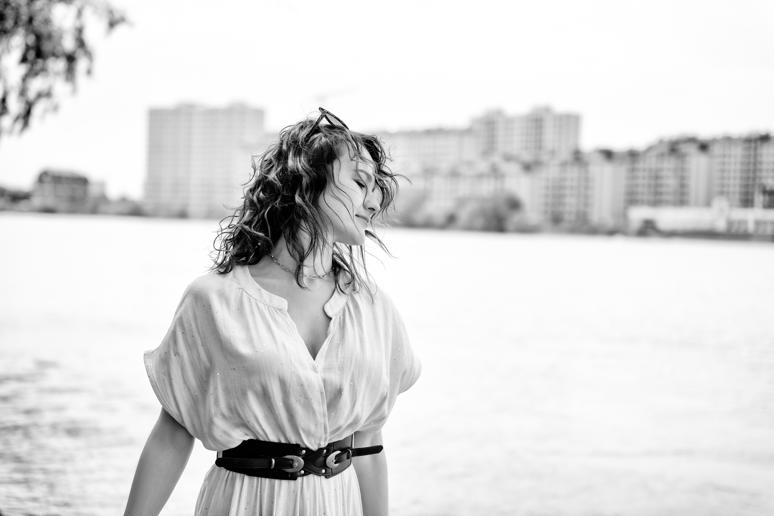 Черно-белый портрет девушки на фоне реки Кубань