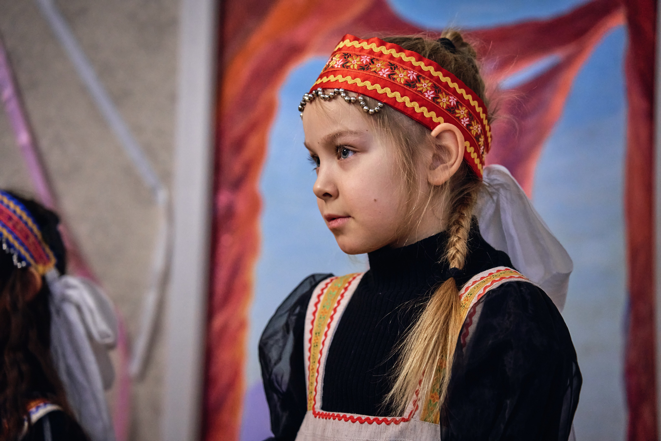 Девочка с русской народной повязкой на голове