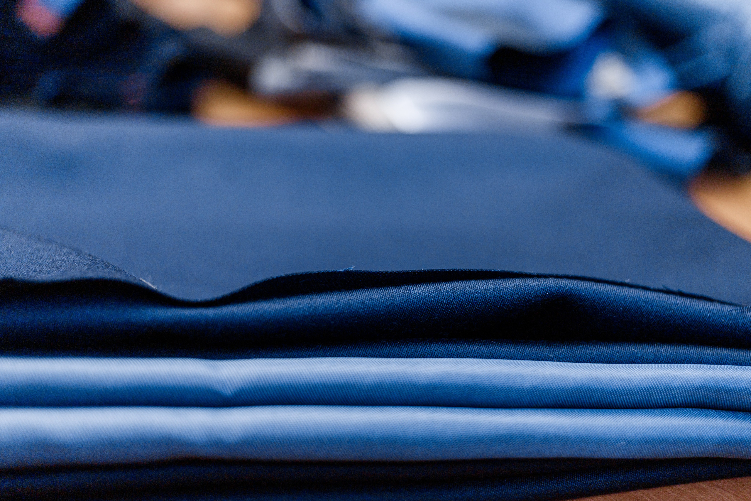 Стопка синих костюмных тканей, макро, ателье в Екатеринбурге, фотограф Илья Антропов